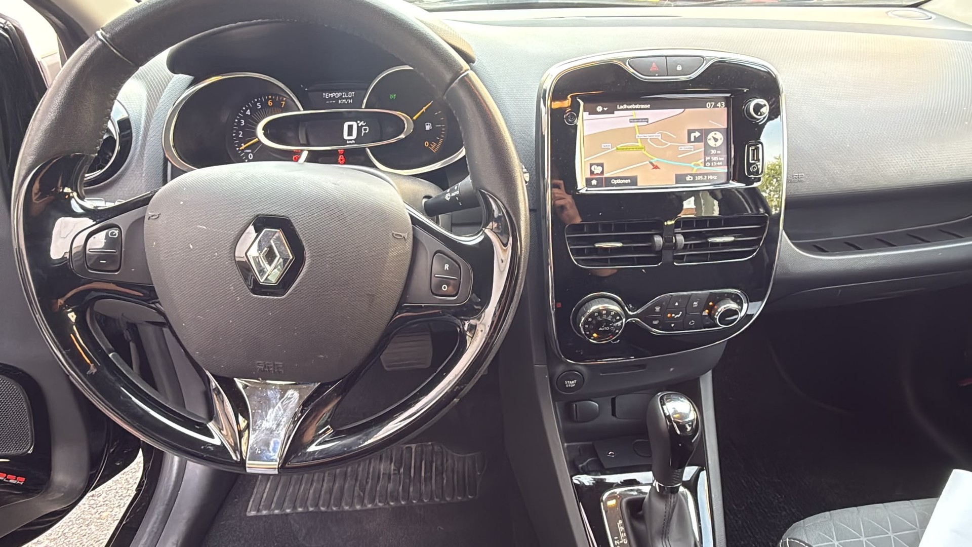 RENAULT Clio Grandtour 1.2 16V T Swiss Edition EDC-image-9