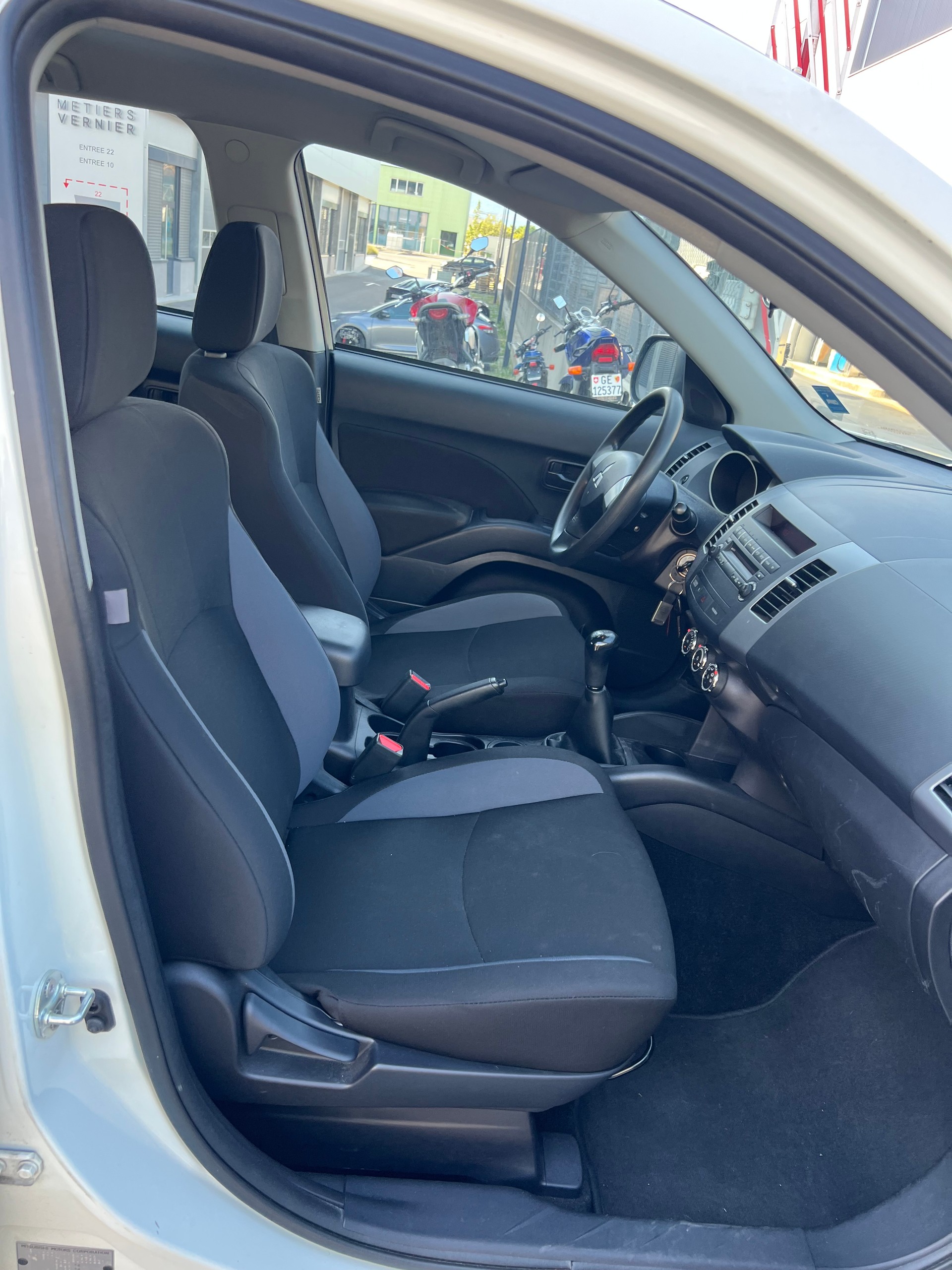 MITSUBISHI Outlander 2.0 Inform 2WD-image-12