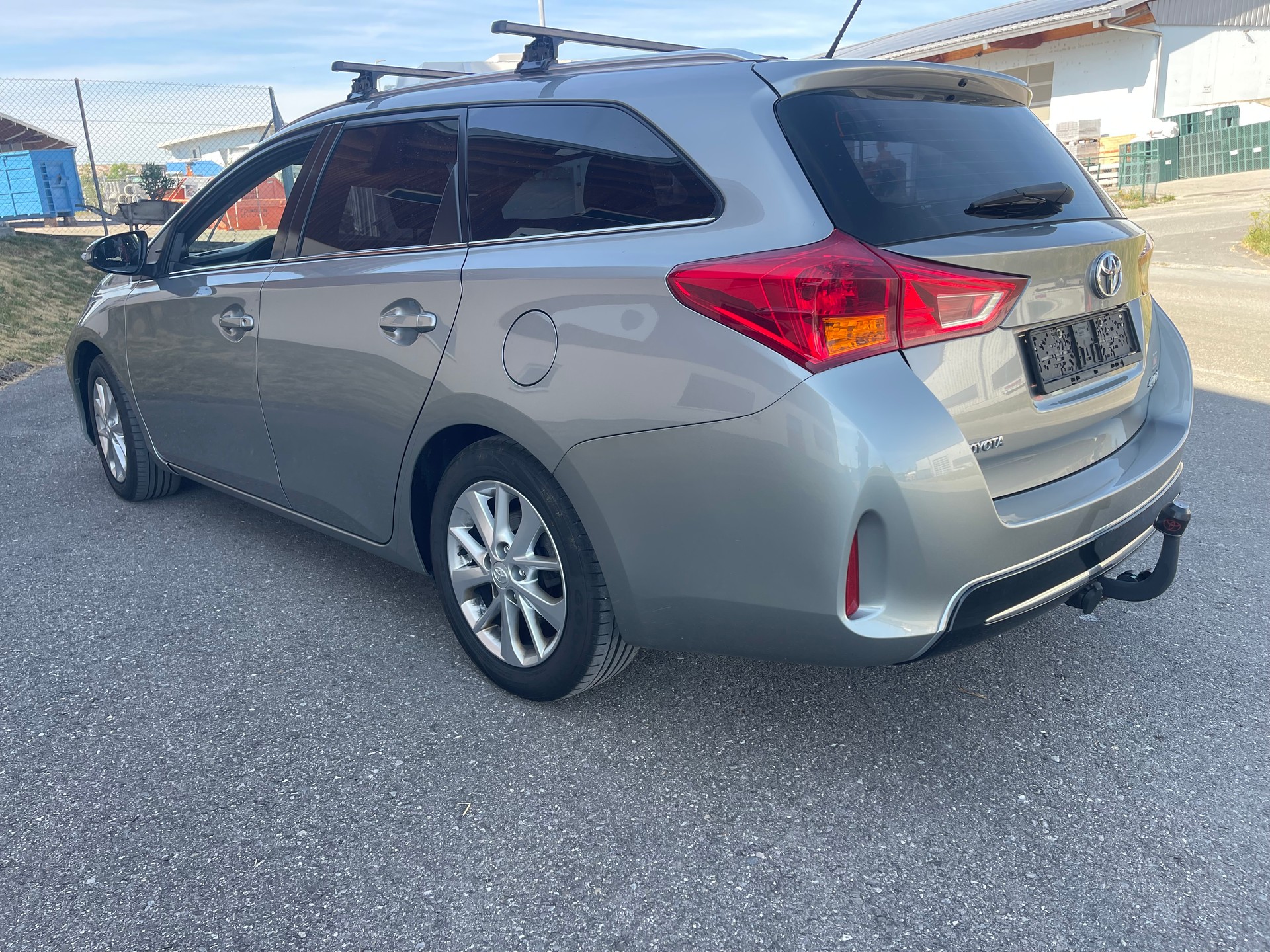 TOYOTA Auris Touring Sports 1.6 Luna-image-3
