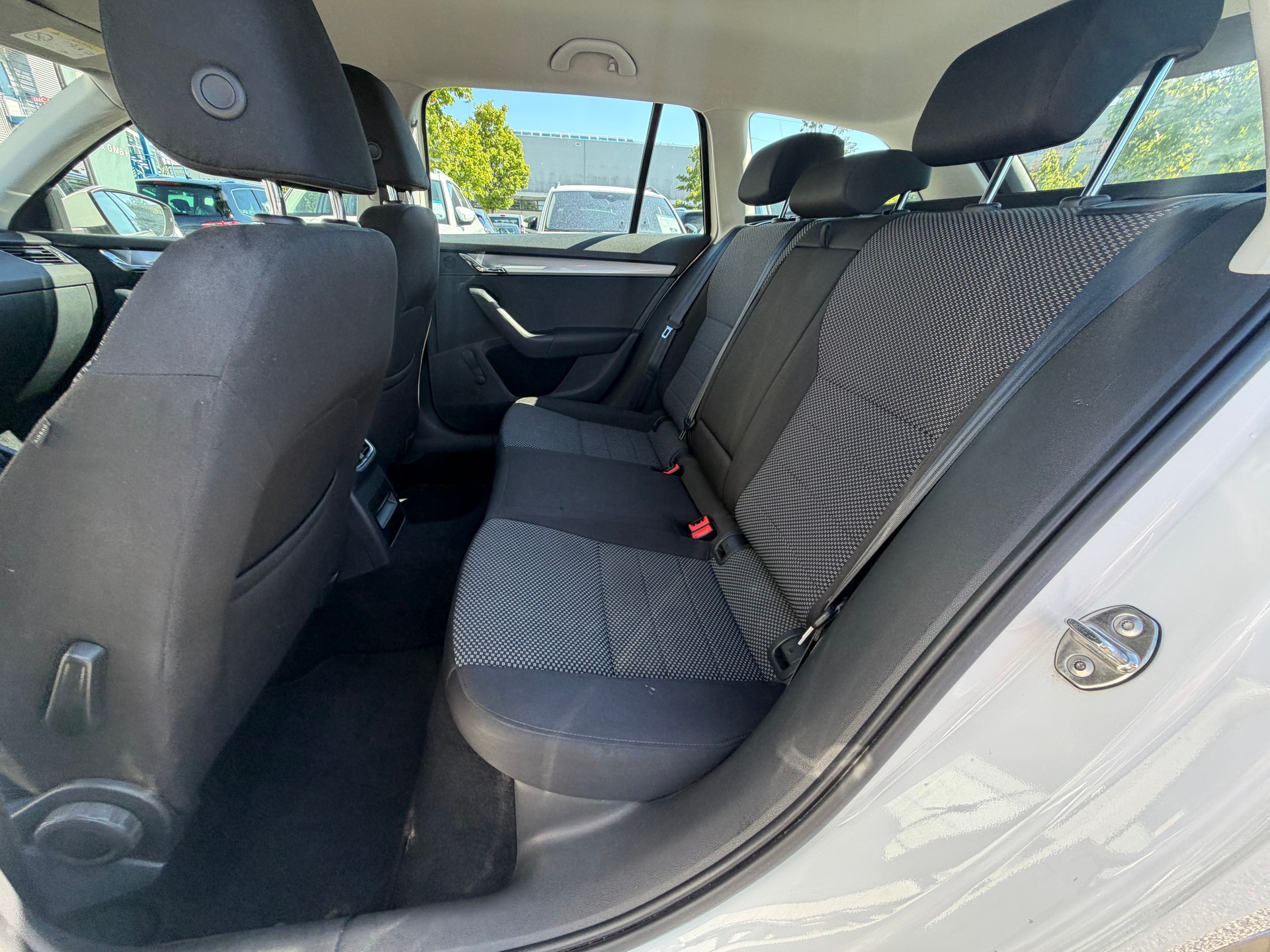 SKODA Octavia Combi 1.6 TDI Ambition 4x4-image-9