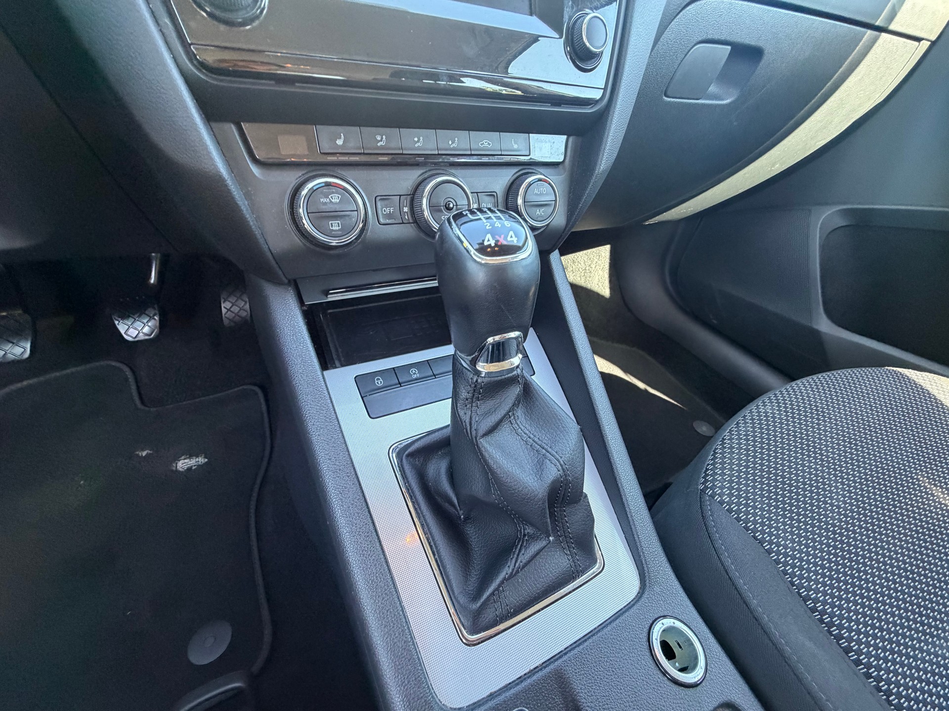 SKODA Octavia Combi 1.6 TDI Ambition 4x4-image-12