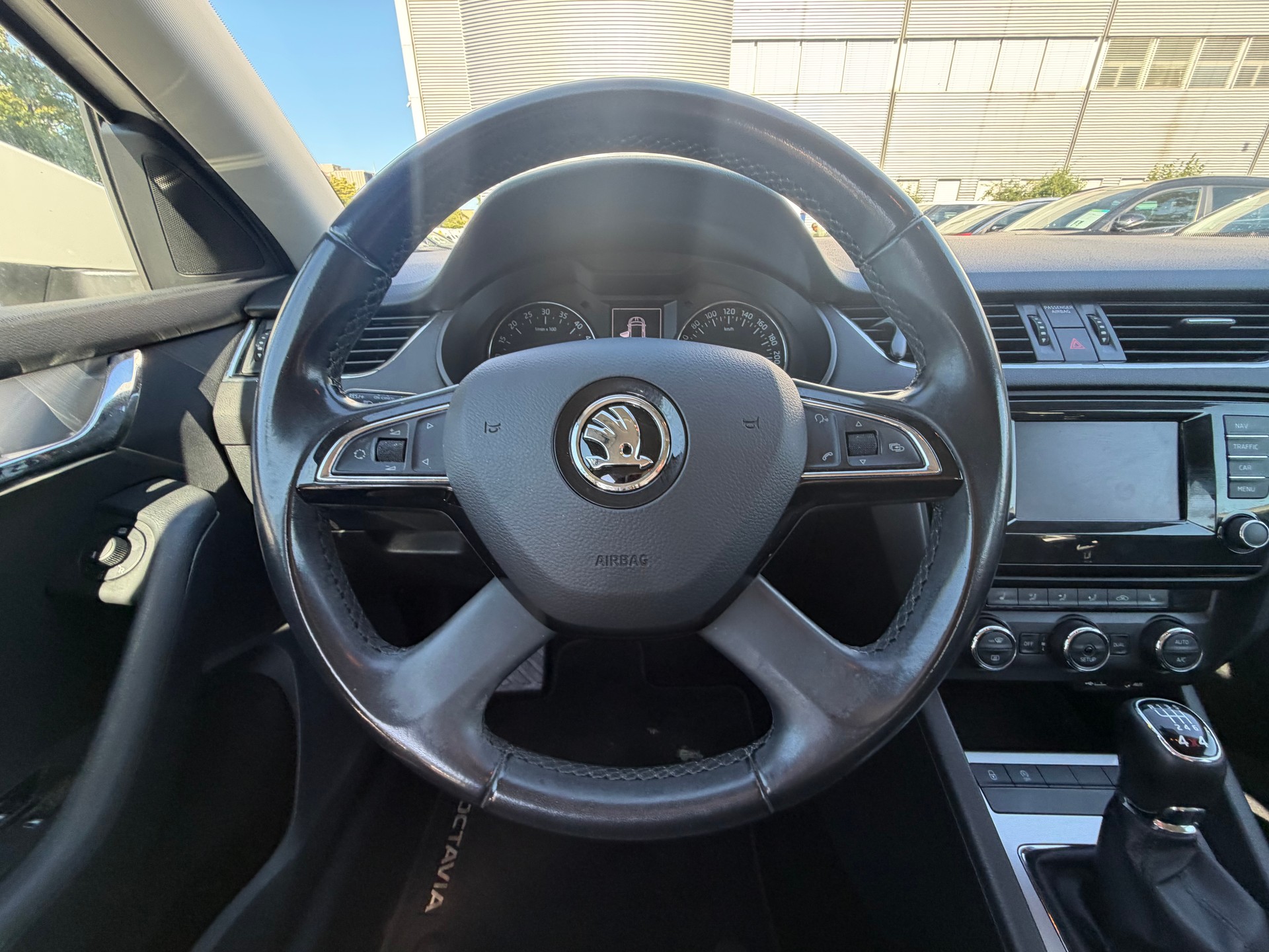 SKODA Octavia Combi 1.6 TDI Ambition 4x4-image-11
