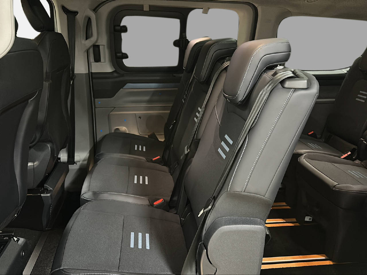 FORD Tourneo Custom 320 L2 2.0 EcoBlue 170 Act-image-10