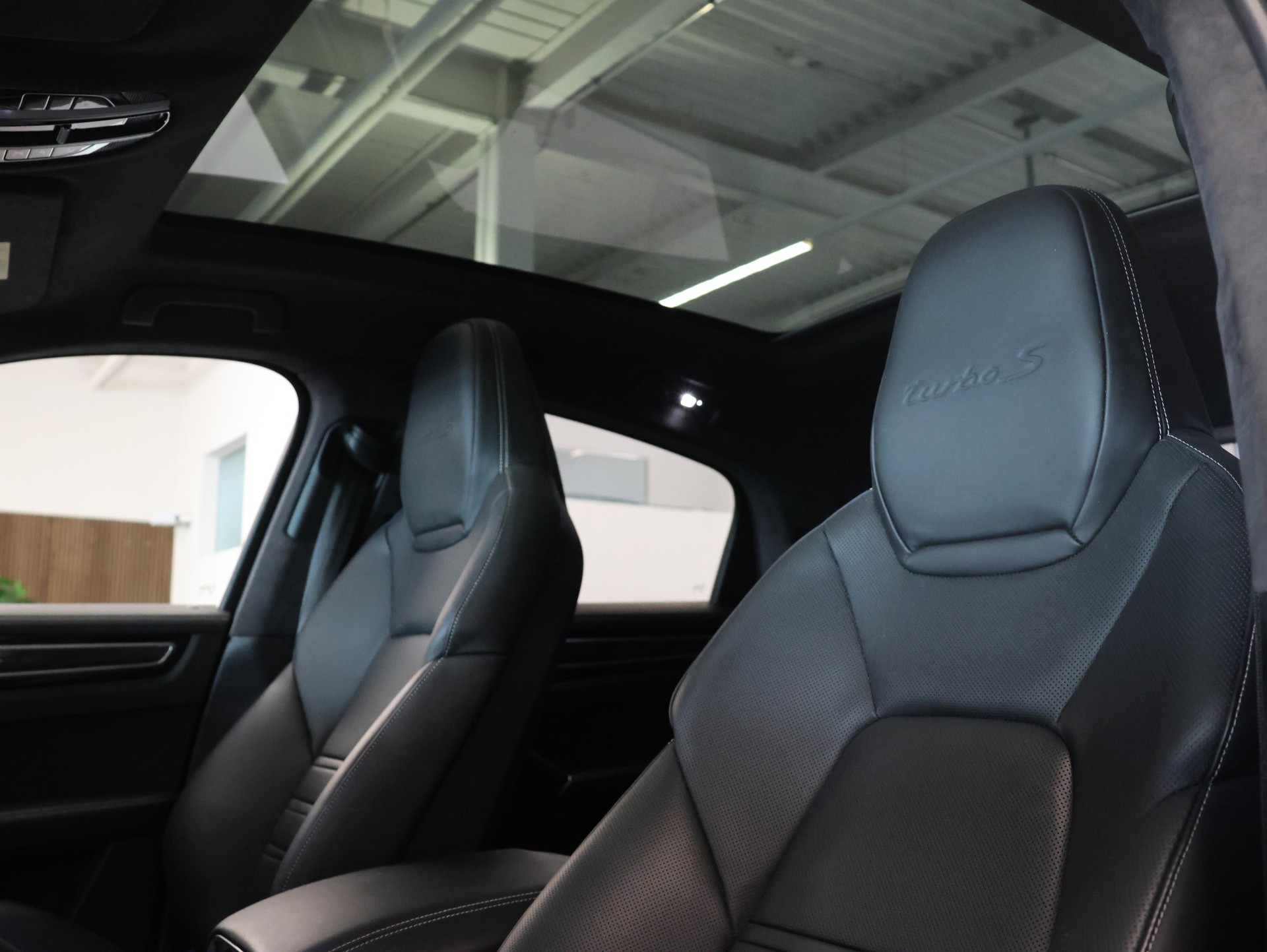PORSCHE Cayenne Turbo Coupé S E-Hybrid *Bose* *Panoramadach* *Sitzheizung*-image-16