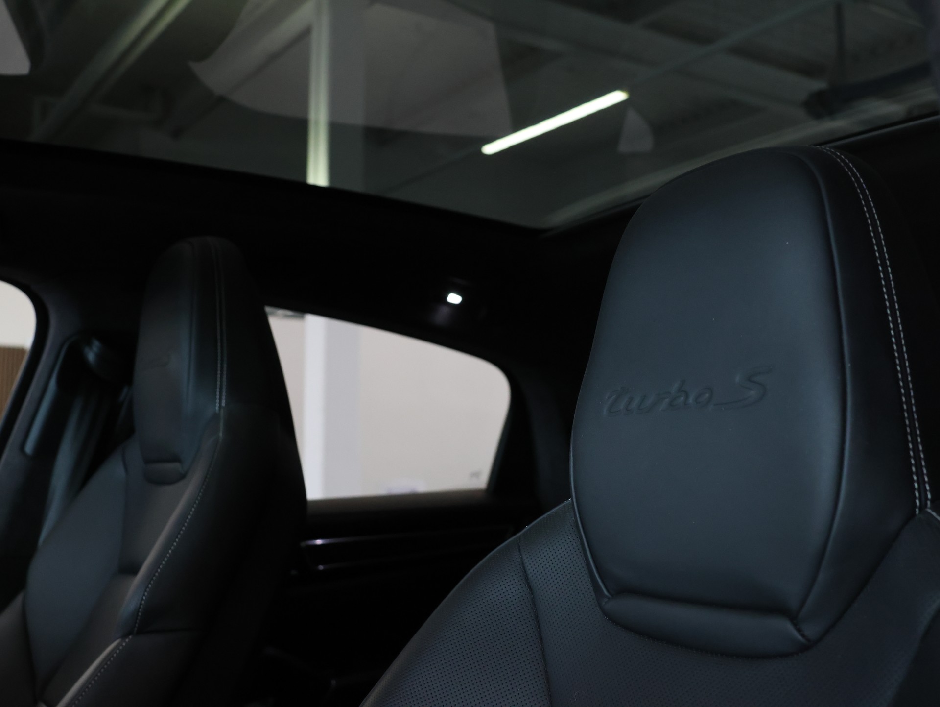 PORSCHE Cayenne Turbo Coupé S E-Hybrid *Bose* *Panoramadach* *Sitzheizung*-image-17