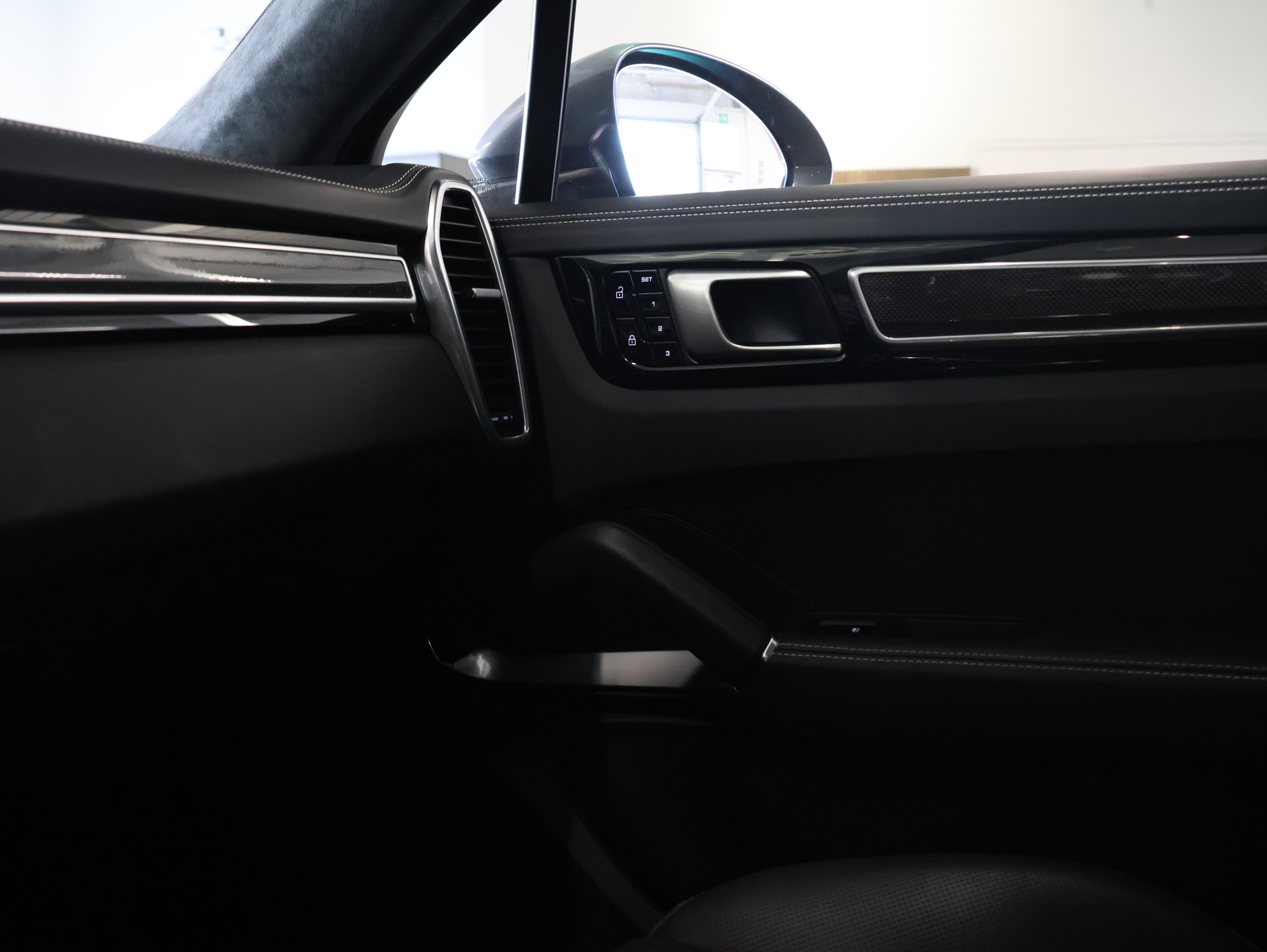 PORSCHE Cayenne Turbo Coupé S E-Hybrid *Bose* *Panoramadach* *Sitzheizung*-image-30