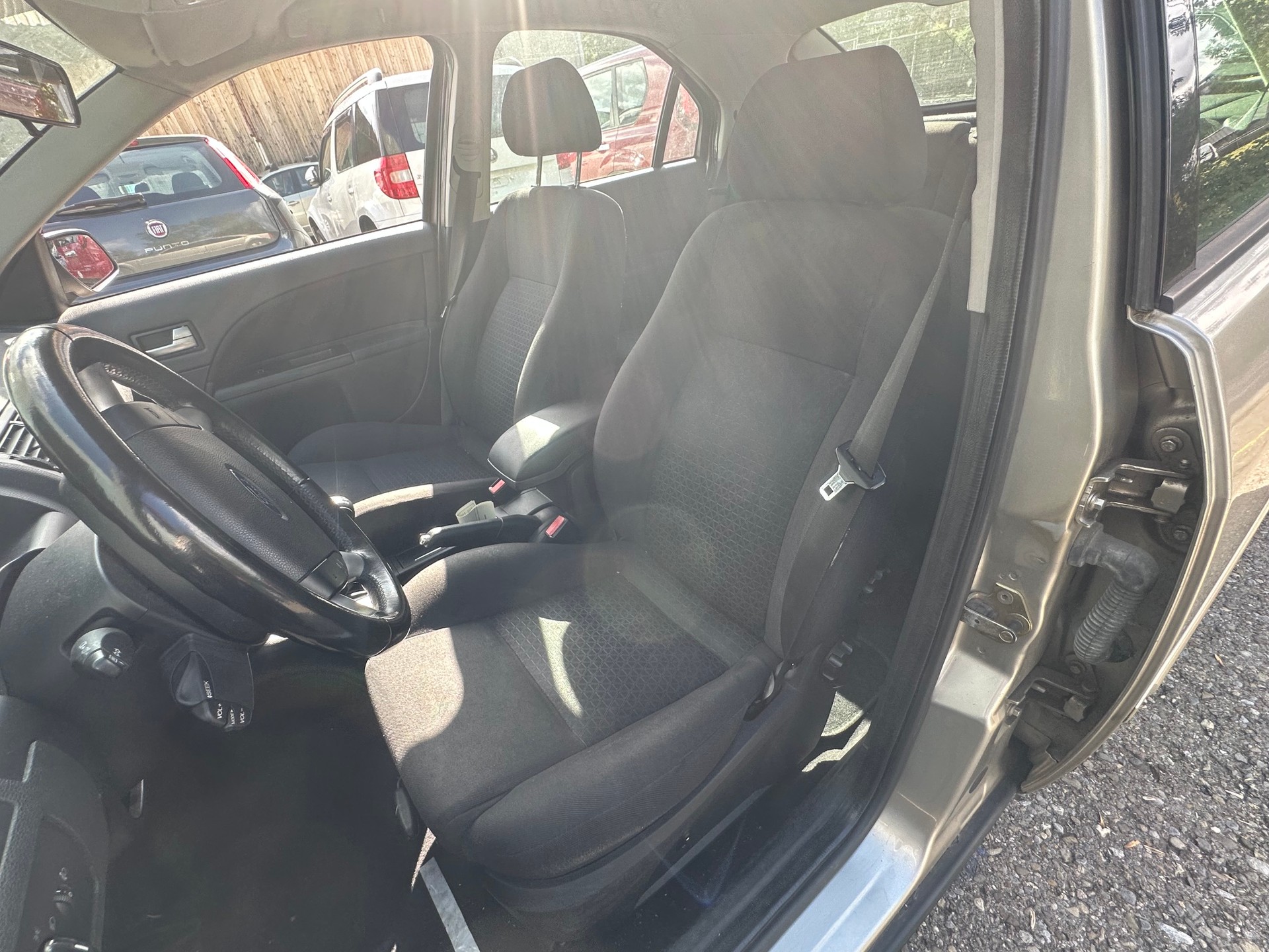 FORD Mondeo 2.0i 16V Ghia-image-8