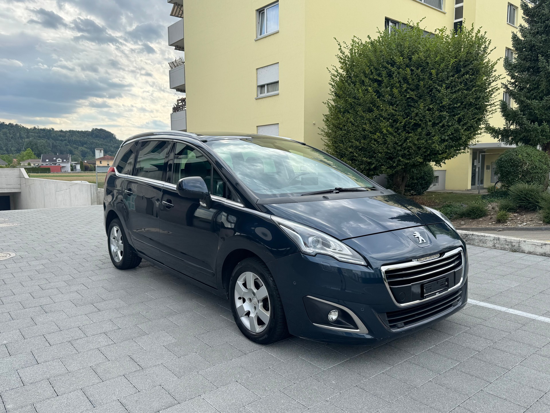PEUGEOT 5008 2.0 HDI Active Tiptronic-image-6
