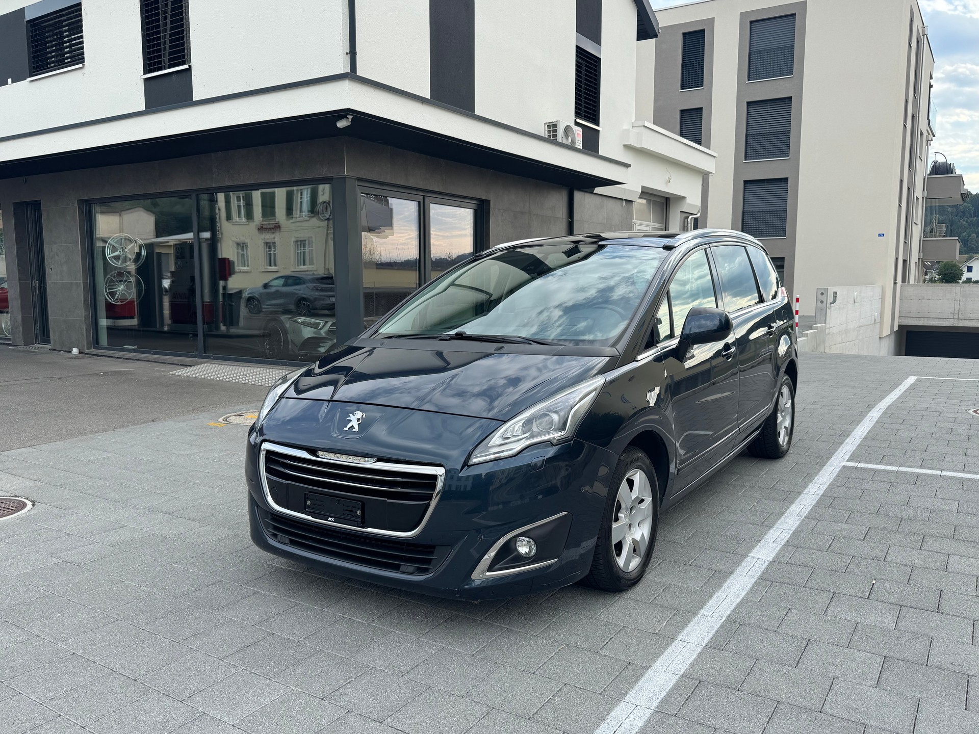 PEUGEOT 5008 2.0 HDI Active Tiptronic-image-0