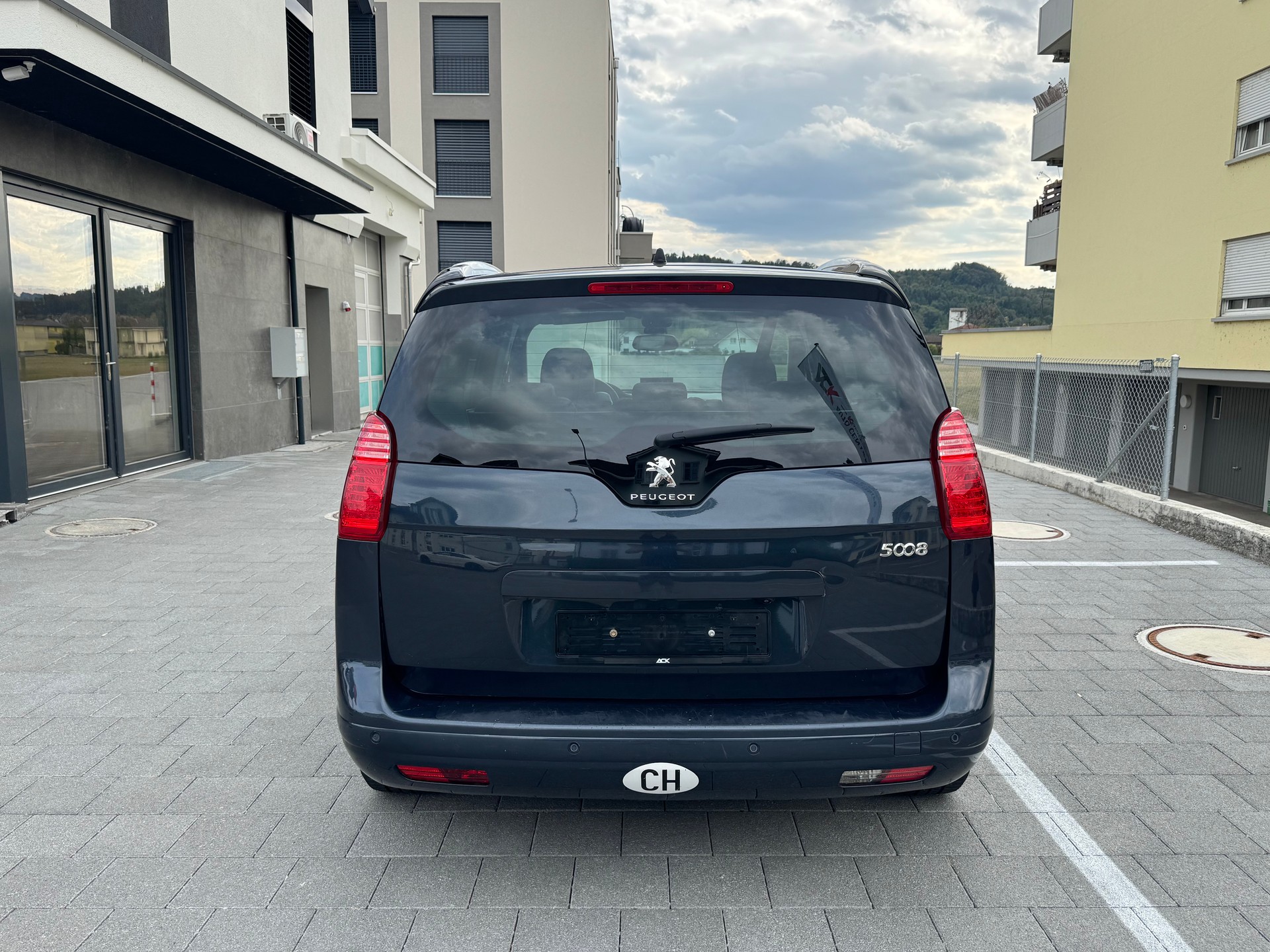 PEUGEOT 5008 2.0 HDI Active Tiptronic-image-3