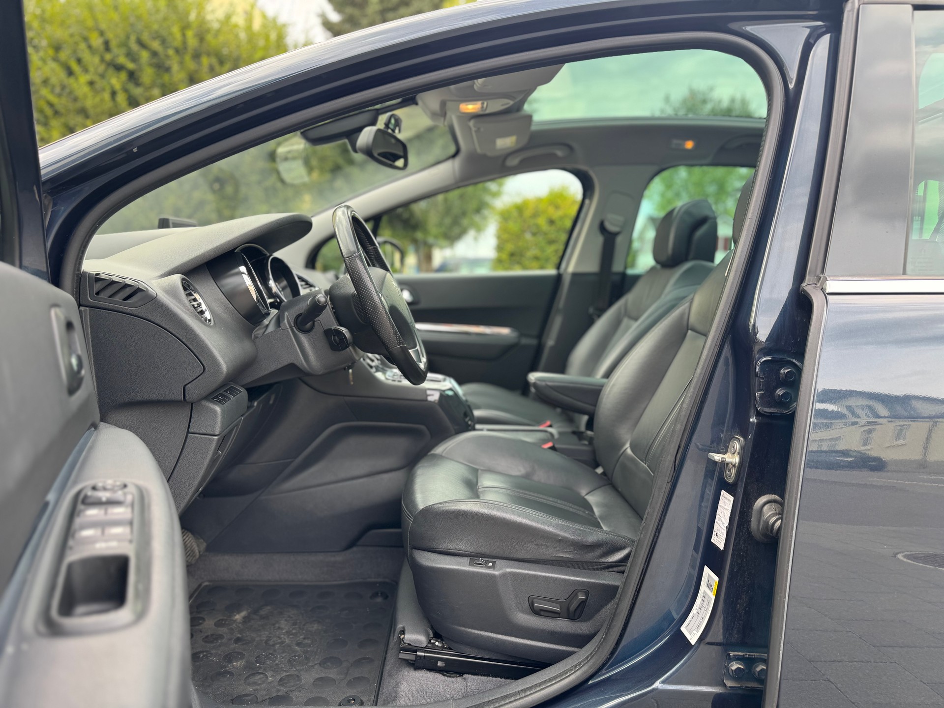 PEUGEOT 5008 2.0 HDI Active Tiptronic-image-11