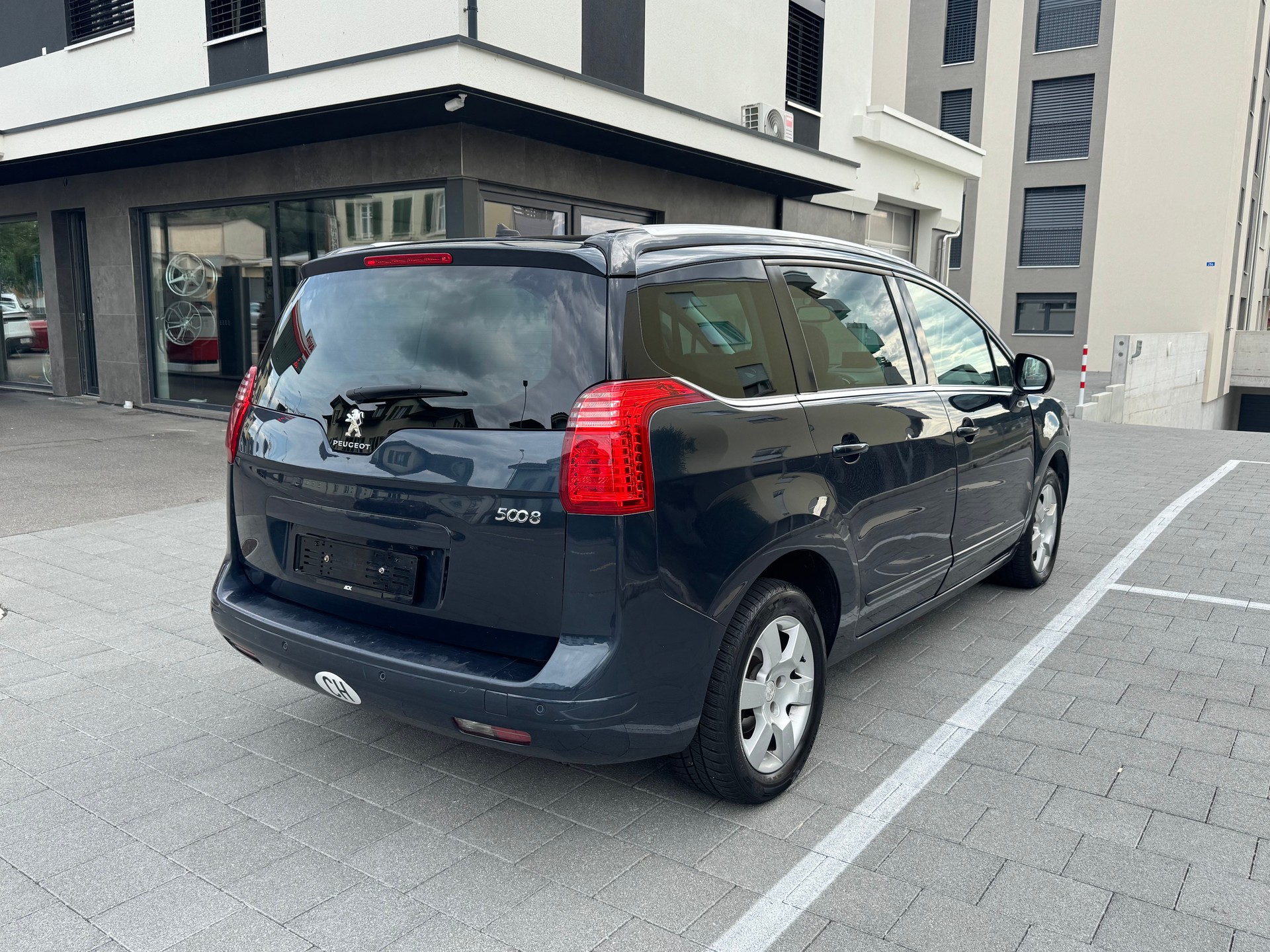 PEUGEOT 5008 2.0 HDI Active Tiptronic-image-4