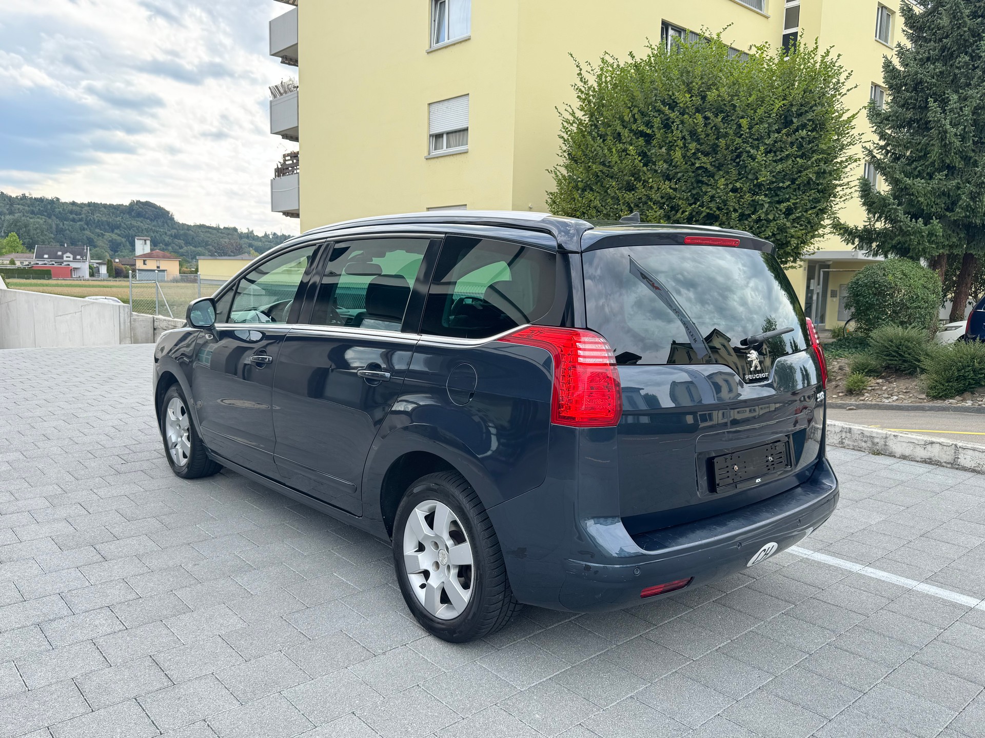 PEUGEOT 5008 2.0 HDI Active Tiptronic-image-2