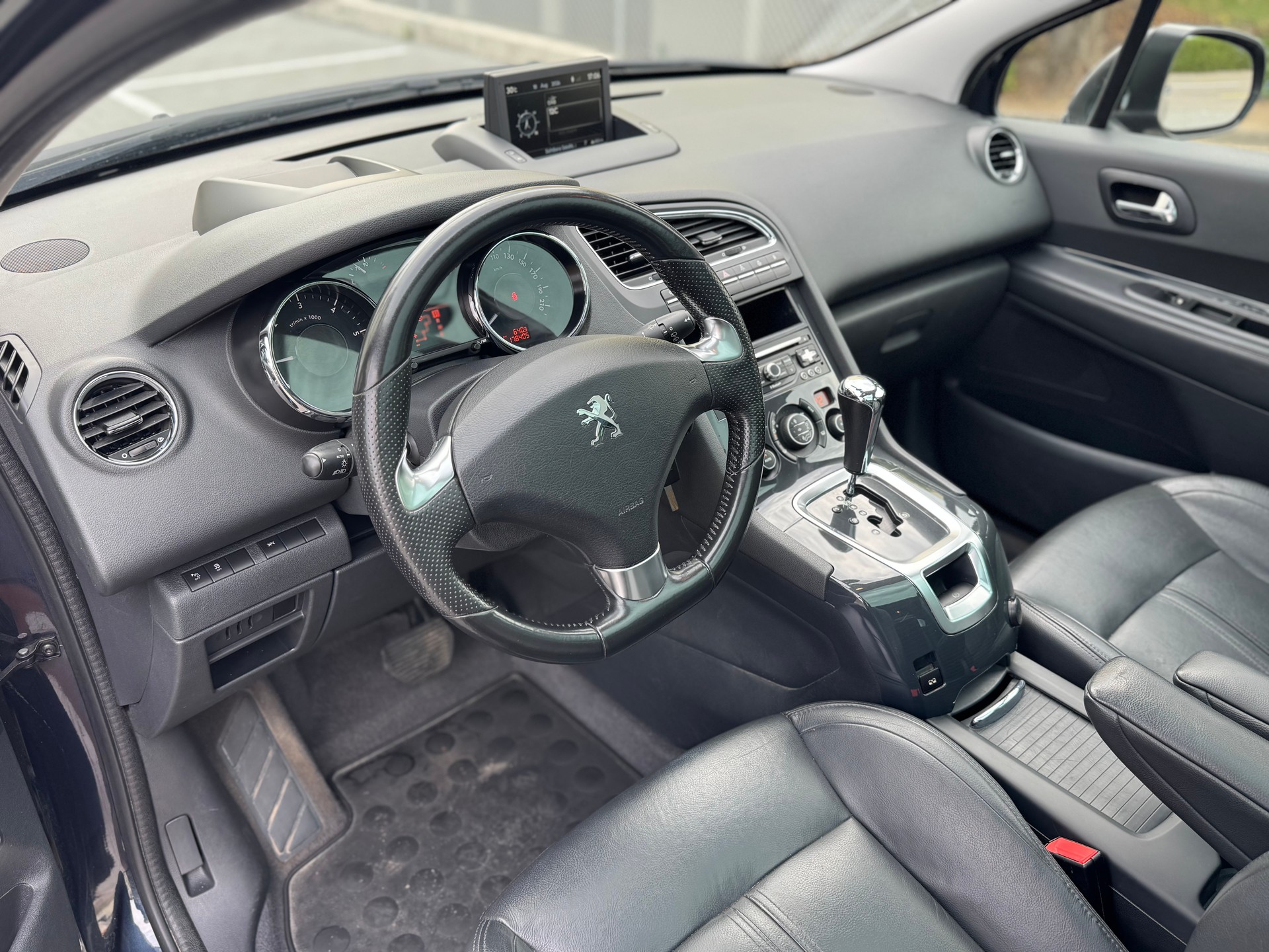 PEUGEOT 5008 2.0 HDI Active Tiptronic-image-8