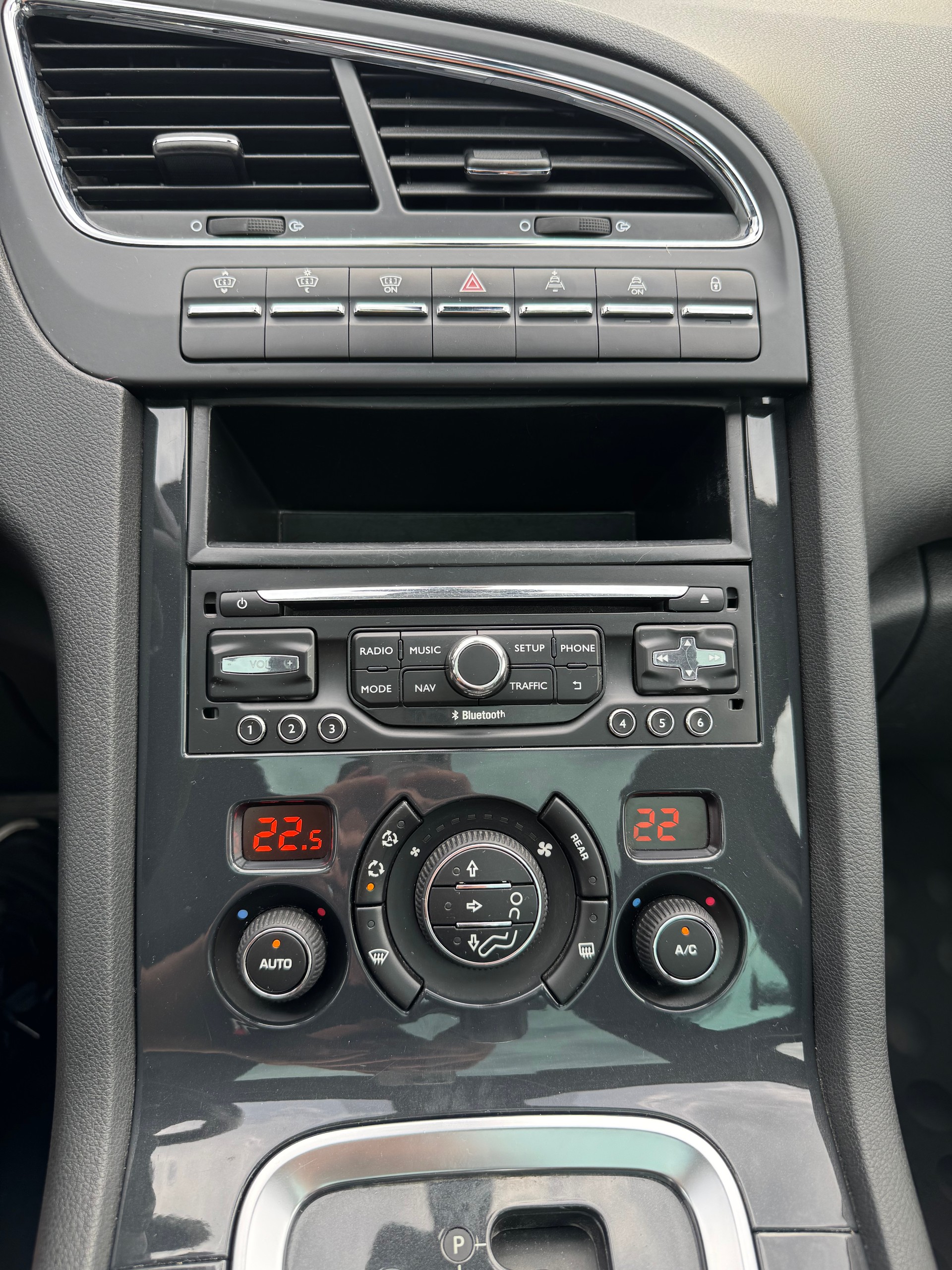 PEUGEOT 5008 2.0 HDI Active Tiptronic-image-14