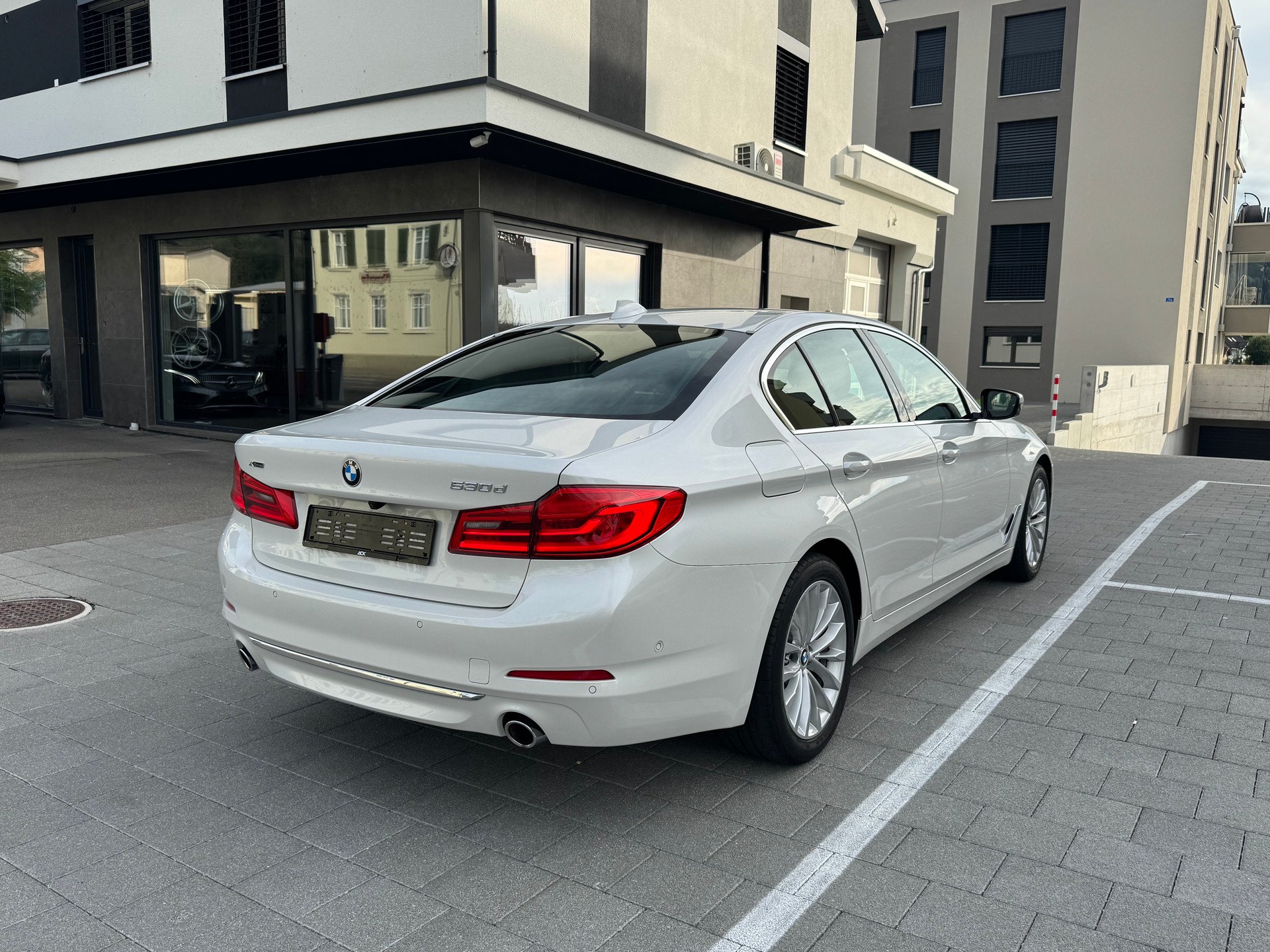 BMW 530d xDrive Luxury Line Steptronic-image-4