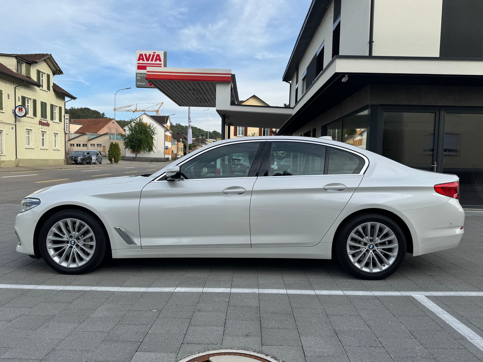 BMW 530d xDrive Luxury Line Steptronic-showroom-element-1