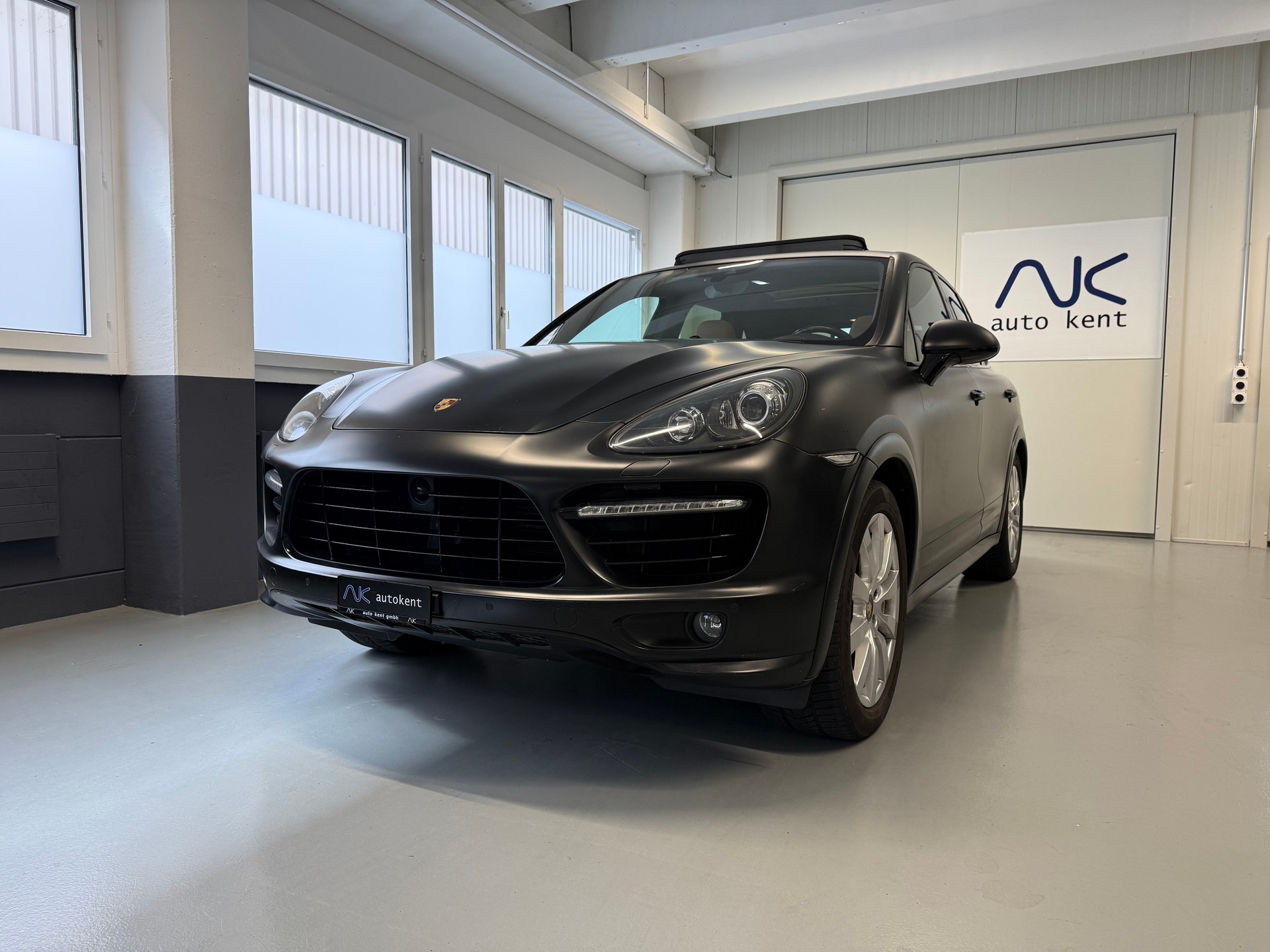 PORSCHE Cayenne Turbo S-image-0