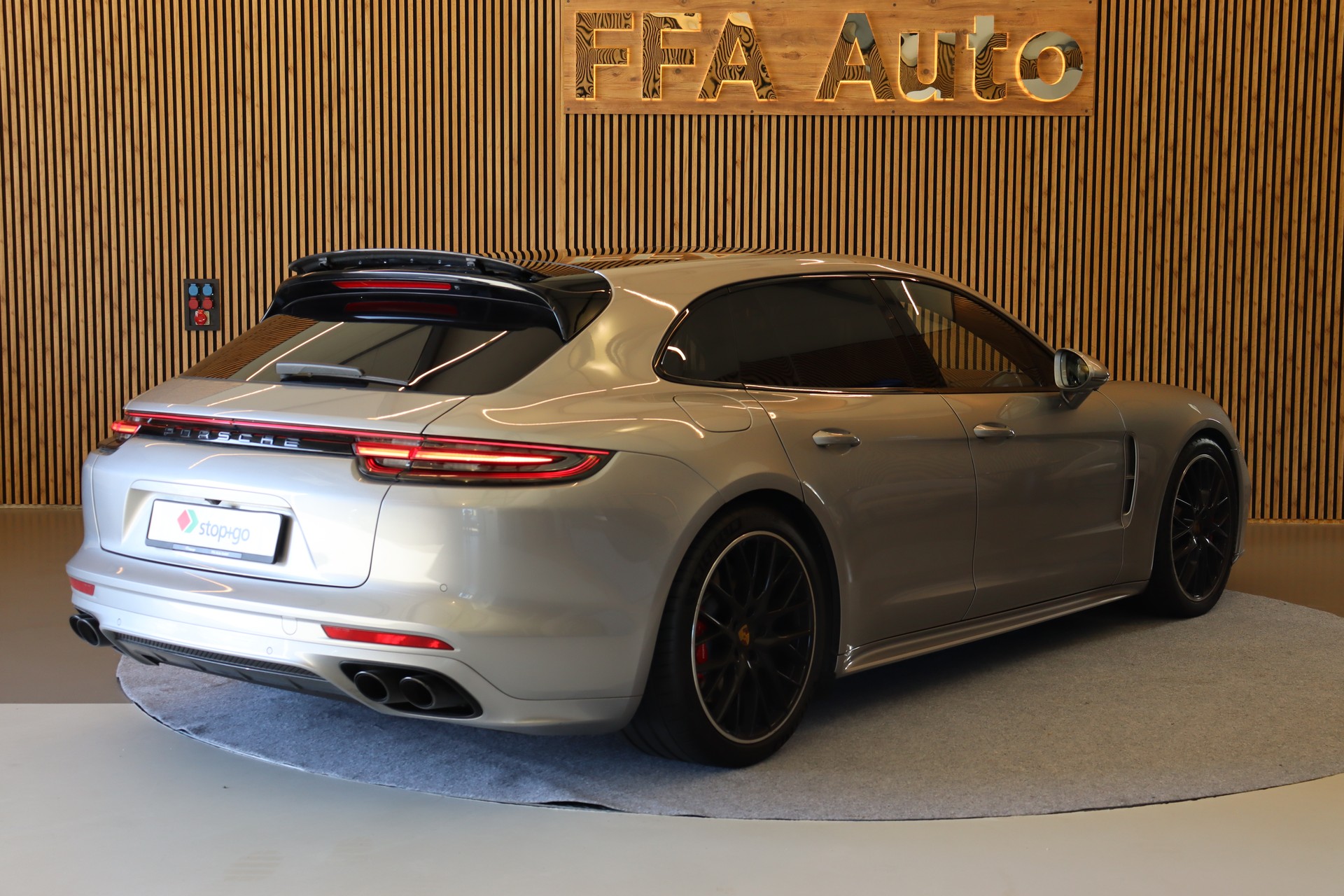 PORSCHE Panamera Sport Turismo 4.0 V8 Turbo-image-6