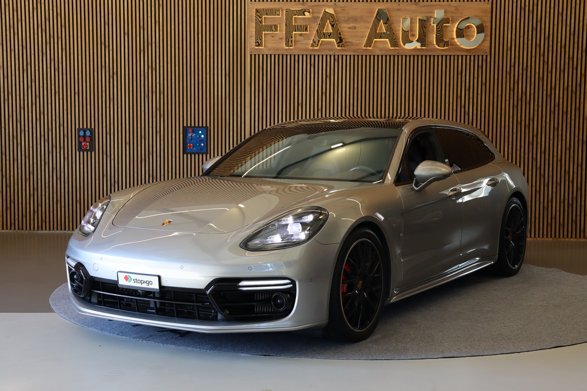 PORSCHE Panamera Sport Turismo 4.0 V8 Turbo-image-1