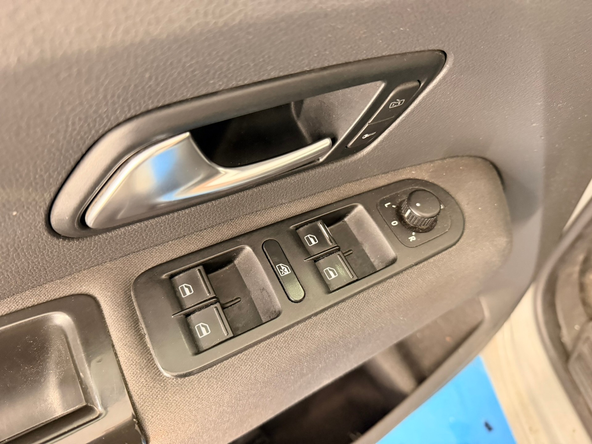 VW Amarok 2.0 BiTDI Startline 4Motion permanent A-image-10