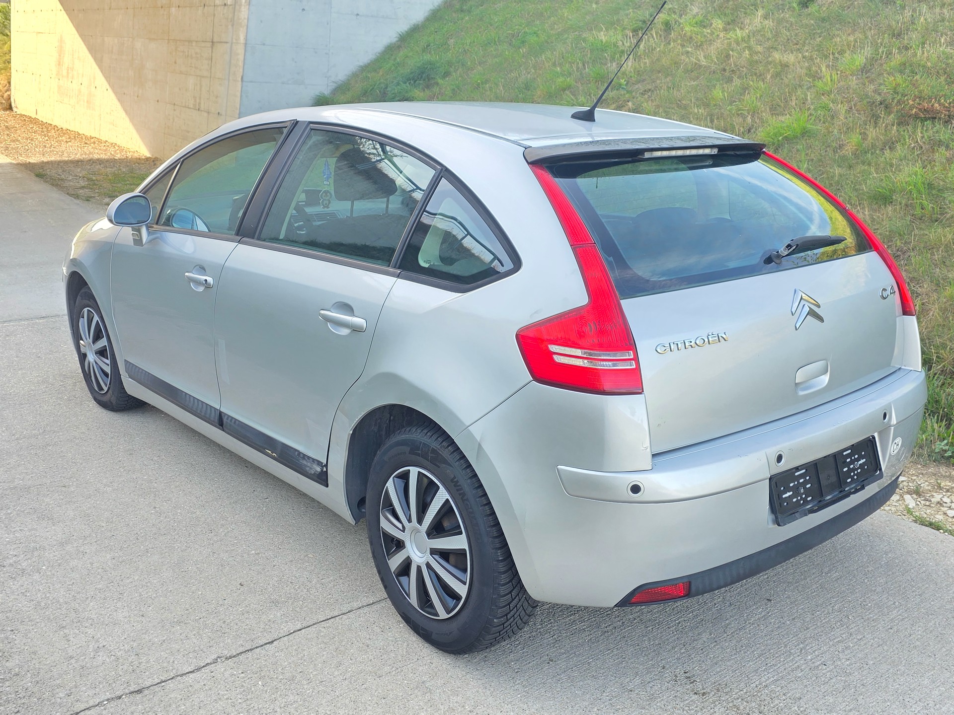 CITROEN C4 Berline 1.6i 16V VTR-image-5