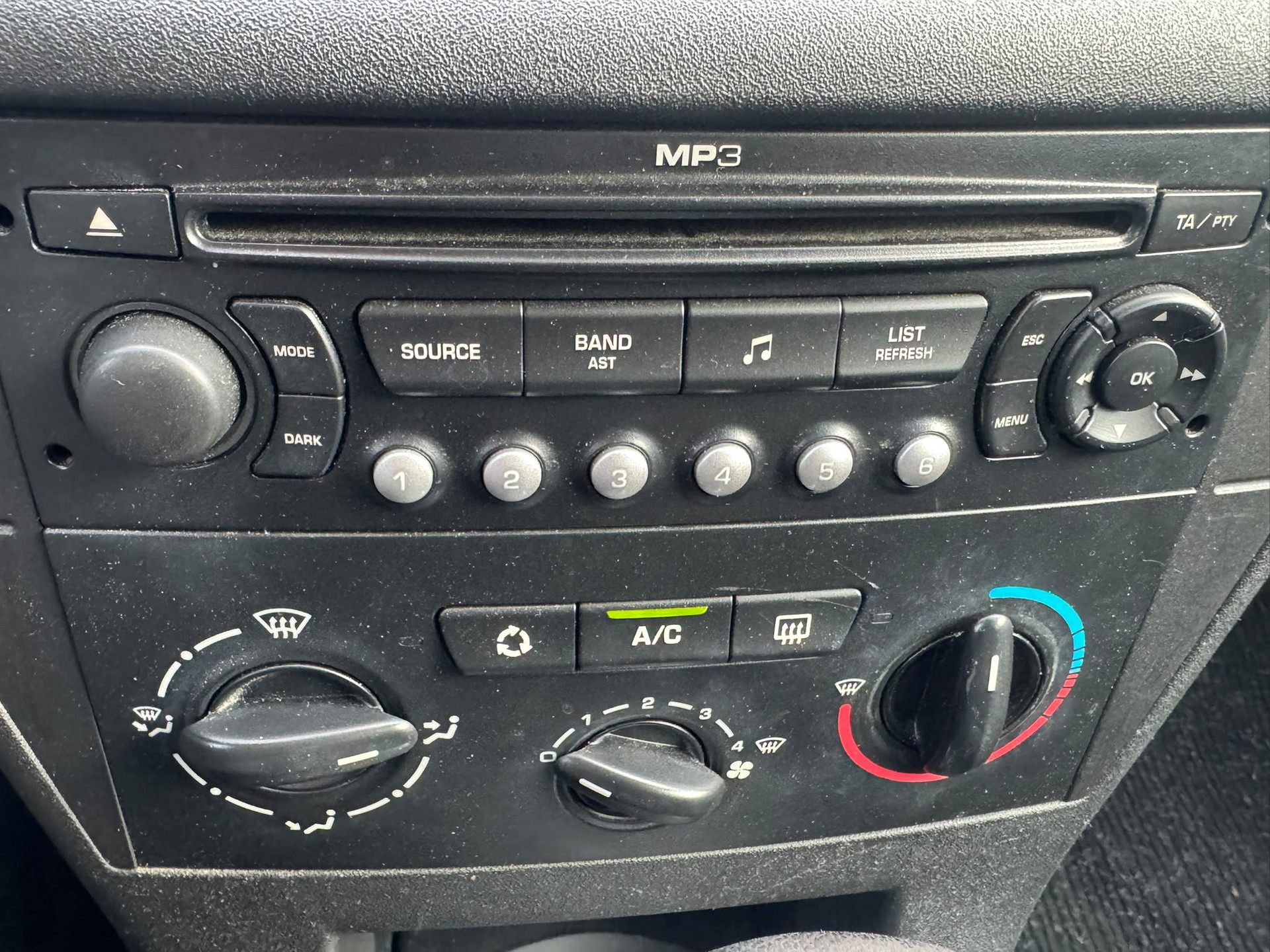 CITROEN C4 Berline 1.6i 16V VTR-image-9