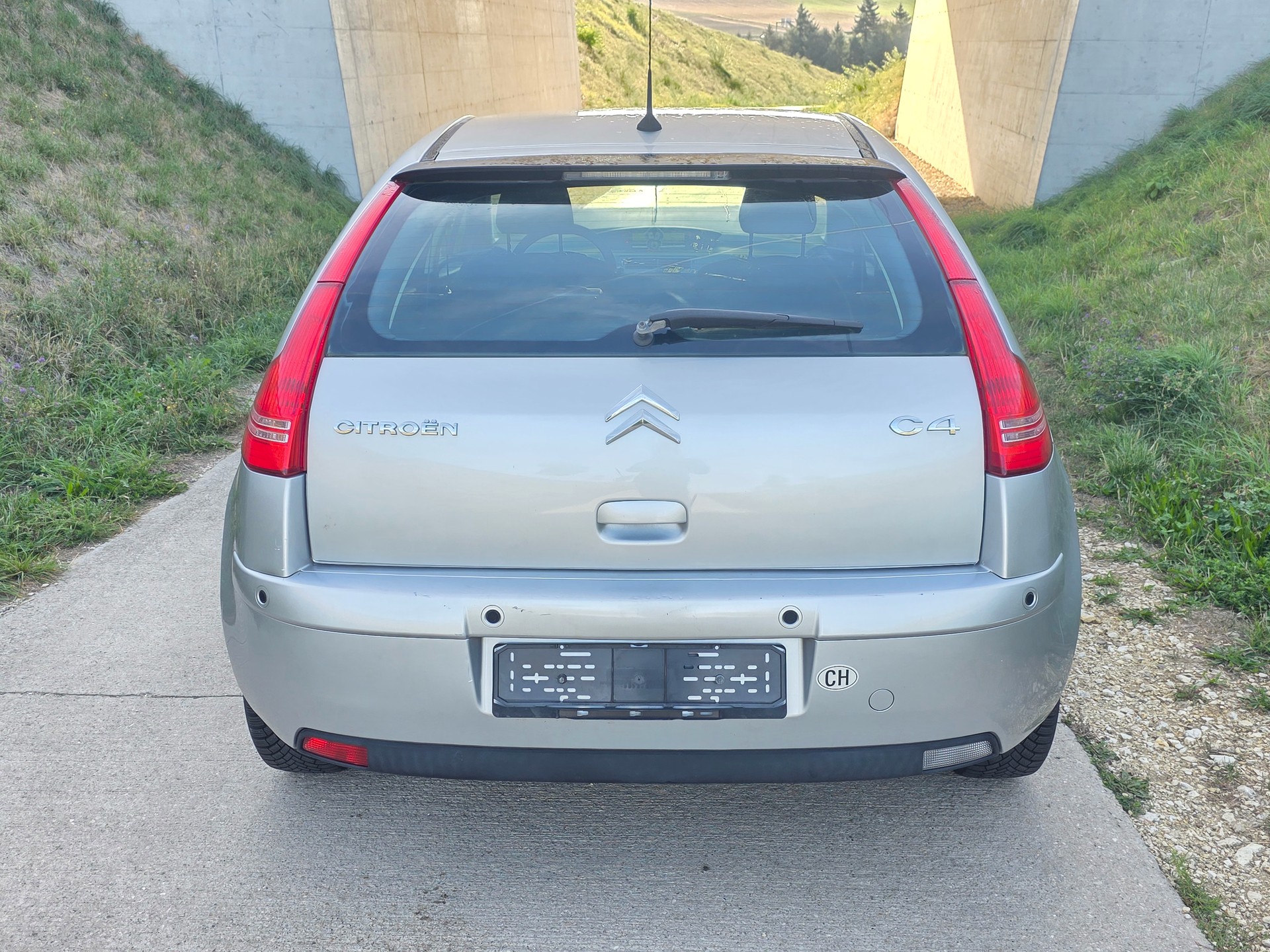 CITROEN C4 Berline 1.6i 16V VTR-image-4