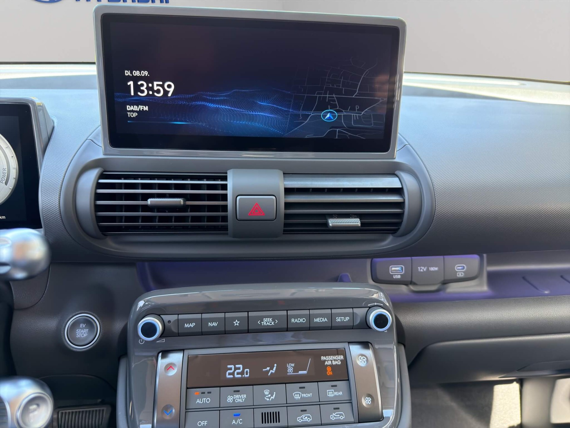 HYUNDAI Inster 49 kWh Electric Vertex Cross-image-9
