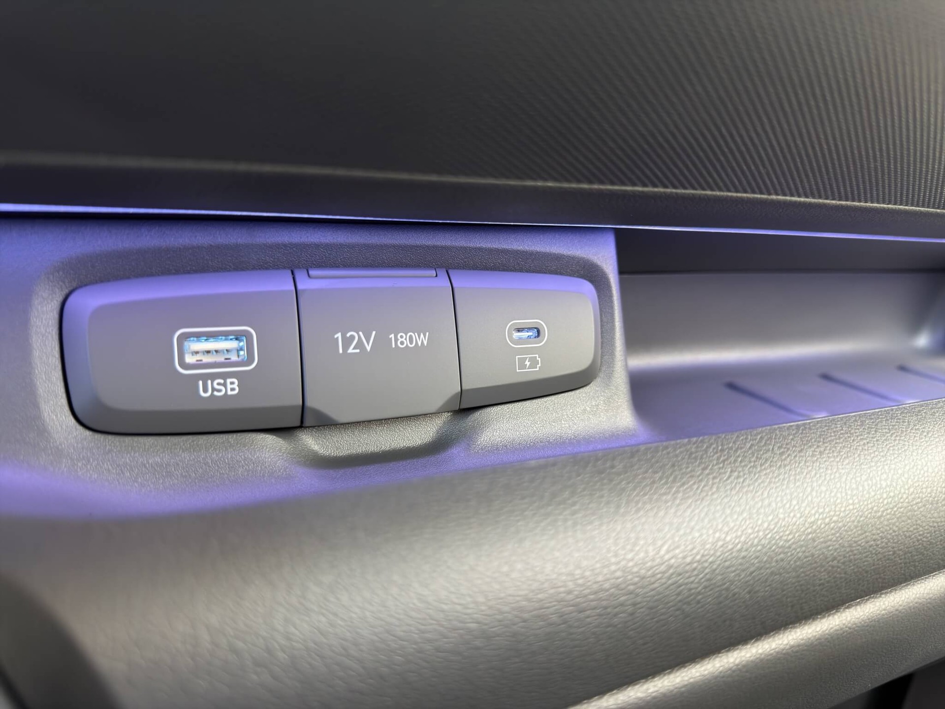 HYUNDAI Inster 49 kWh Electric Vertex Cross-image-12