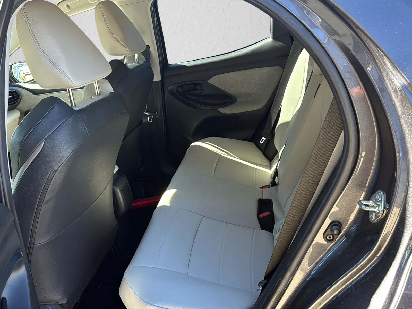 TOYOTA Yaris 1.5 VVT-i HSD Premium-image-11