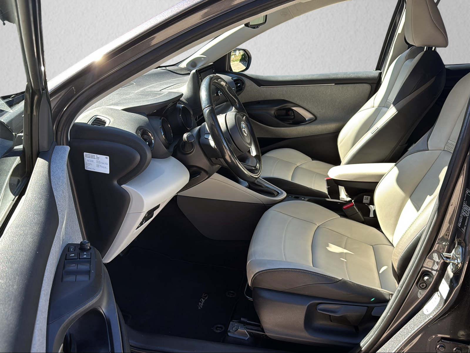 TOYOTA Yaris 1.5 VVT-i HSD Premium-image-2
