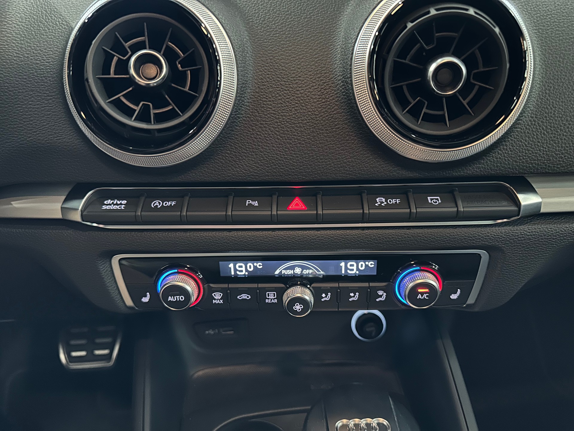 AUDI A3 Sportback 1.5 TFSI S-tronic Sport-image-15