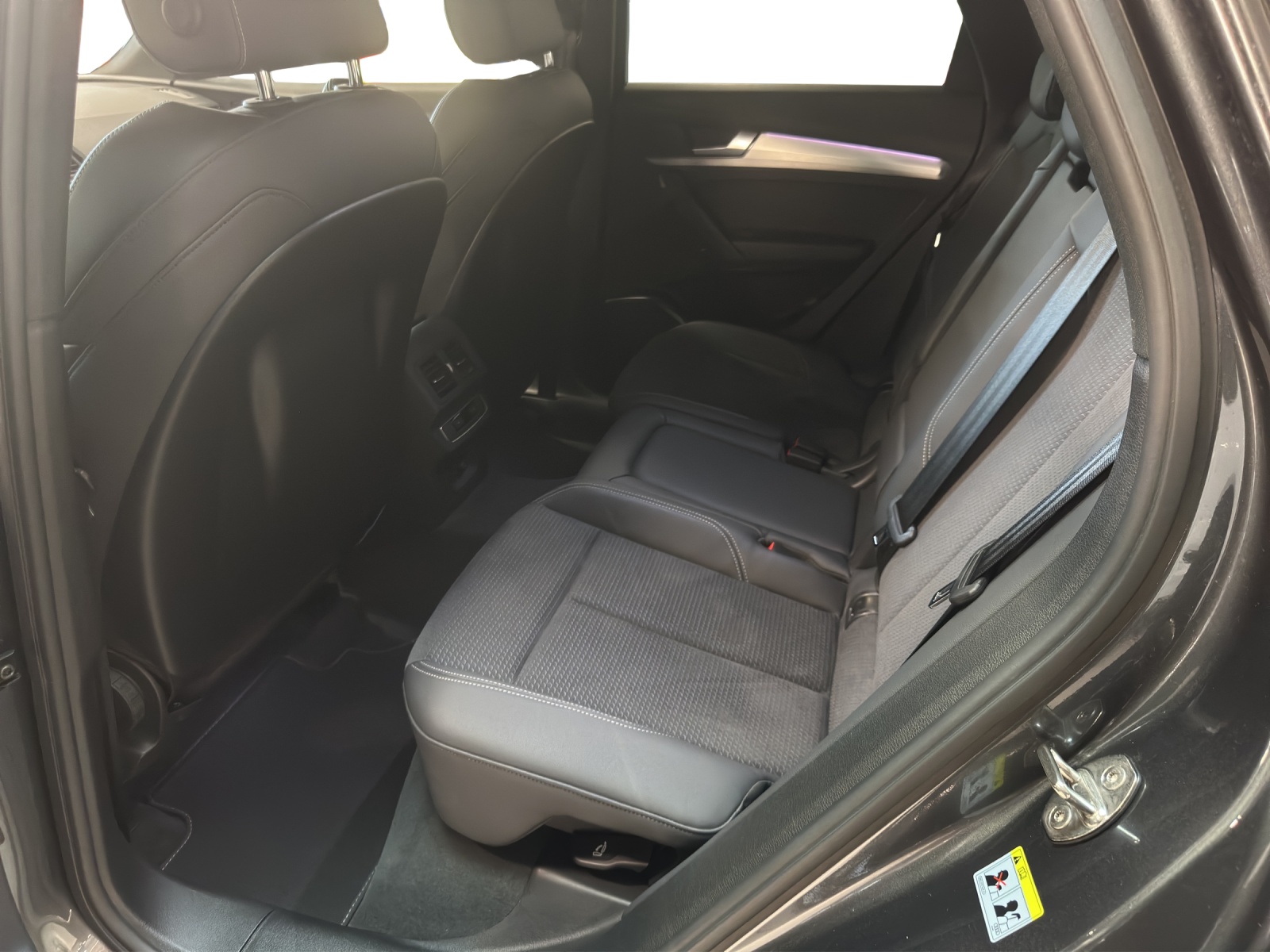AUDI Q5 50 TFSI e PHEV S line quattro S-tronic-image-11