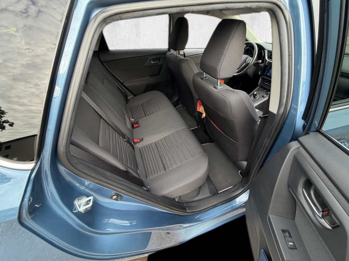 TOYOTA Auris 1.8 HSD Trend e-CVT-image-9