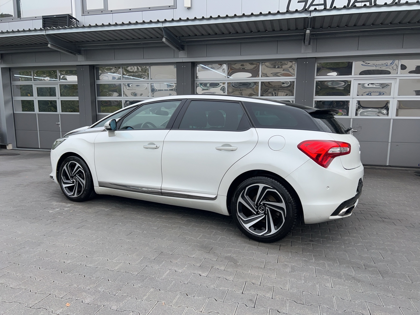 DS AUTOMOBILES DS5 HYbrid4 200 Sport Chic EGS6-image-2