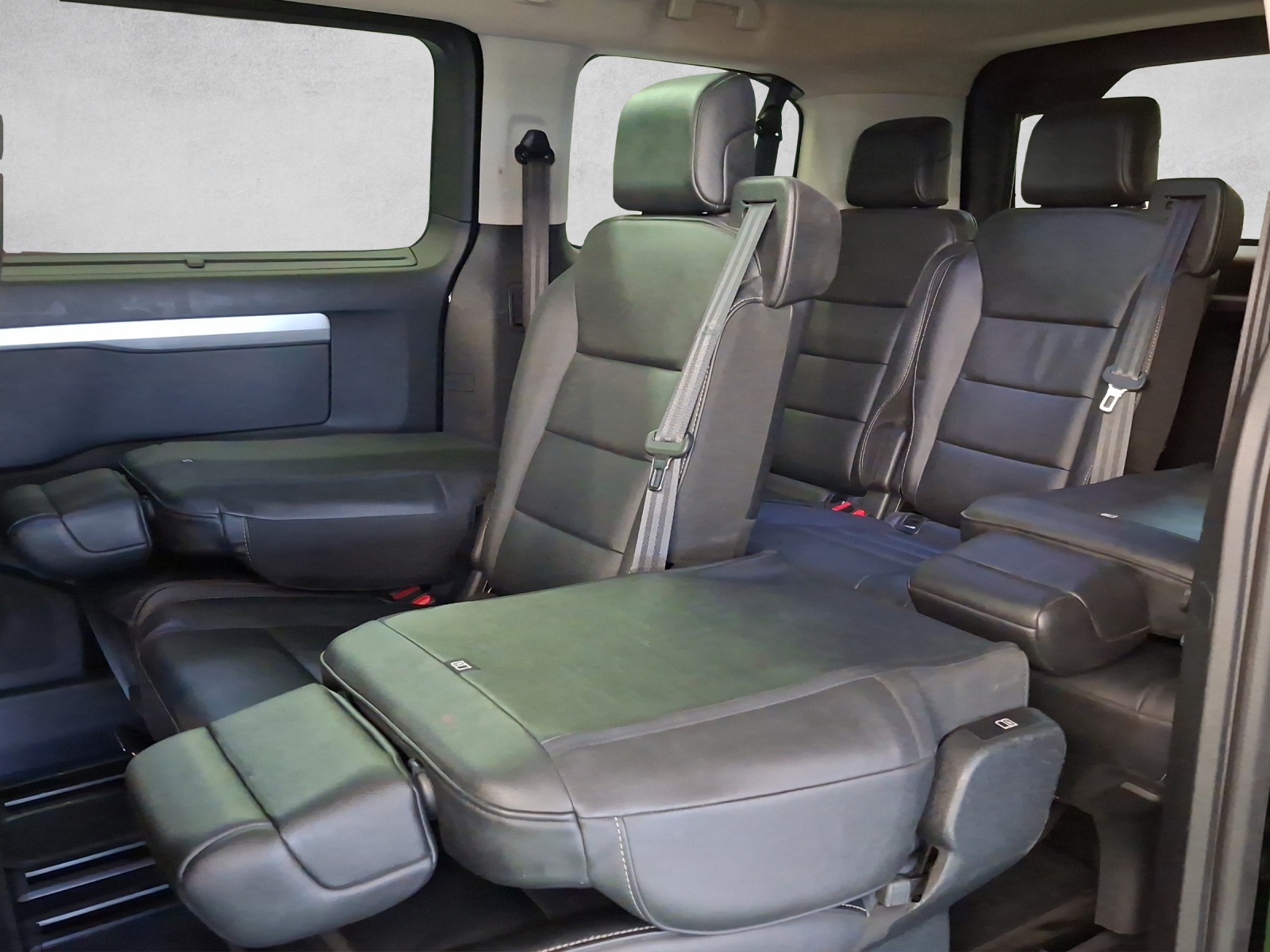PEUGEOT Traveller Standard 2.0 BlueHDi 180 Allure S/S-image-13