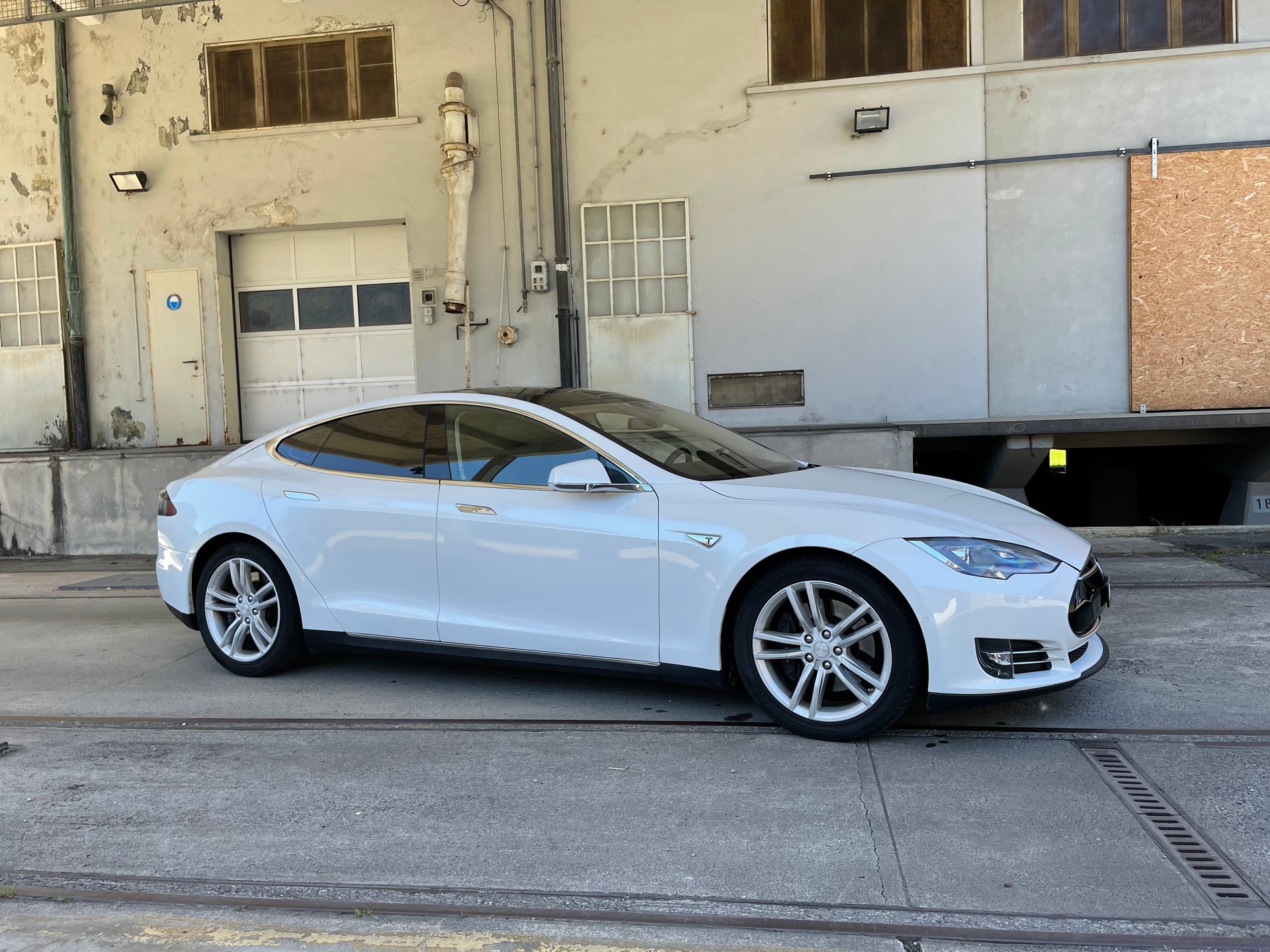 TESLA 85D GRATIS SUPERCHARGER-image-0