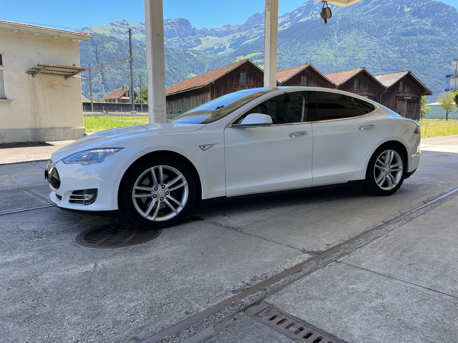TESLA 85D GRATIS SUPERCHARGER-image-2