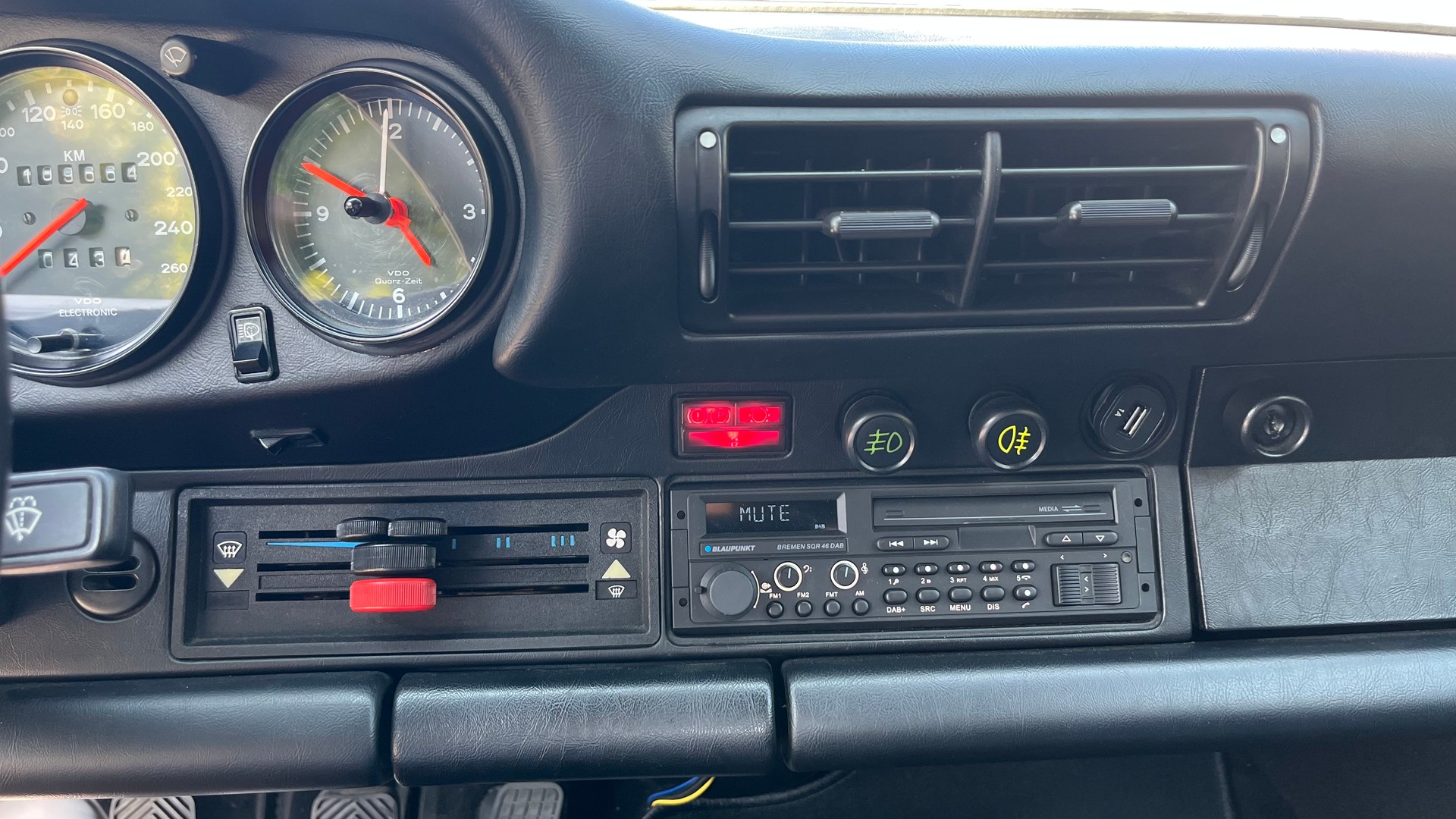 PORSCHE 911 Carrera Cabrio-image-16