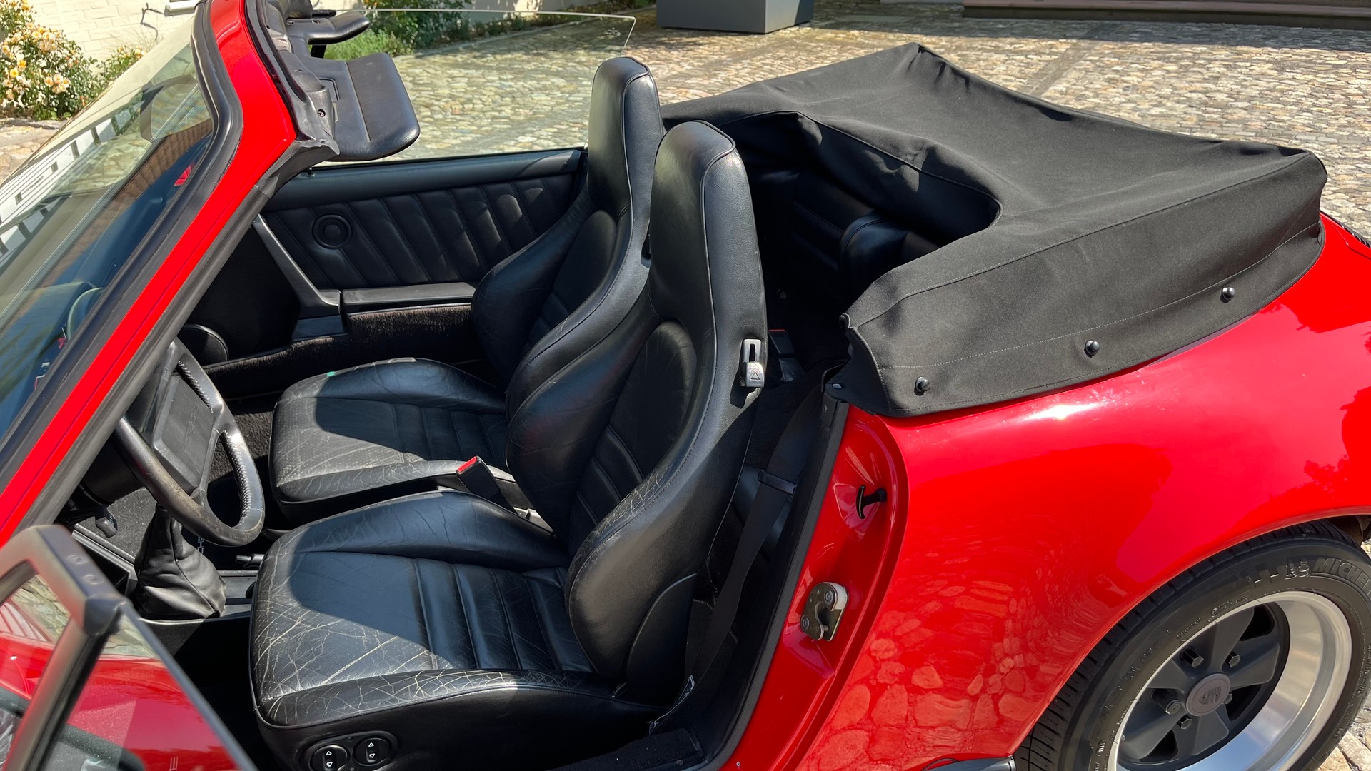 PORSCHE 911 Carrera Cabrio-image-12