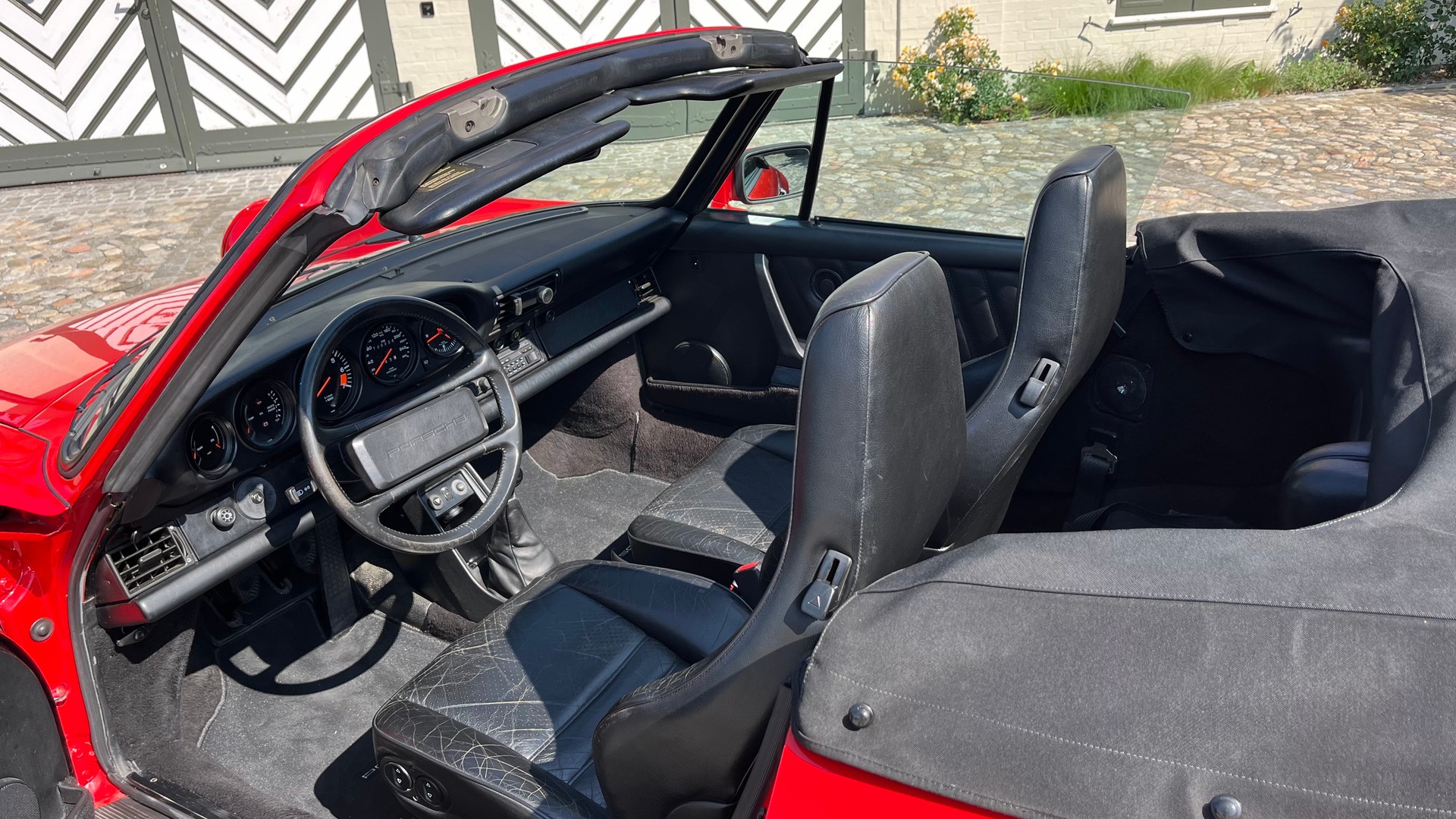 PORSCHE 911 Carrera Cabrio-image-10