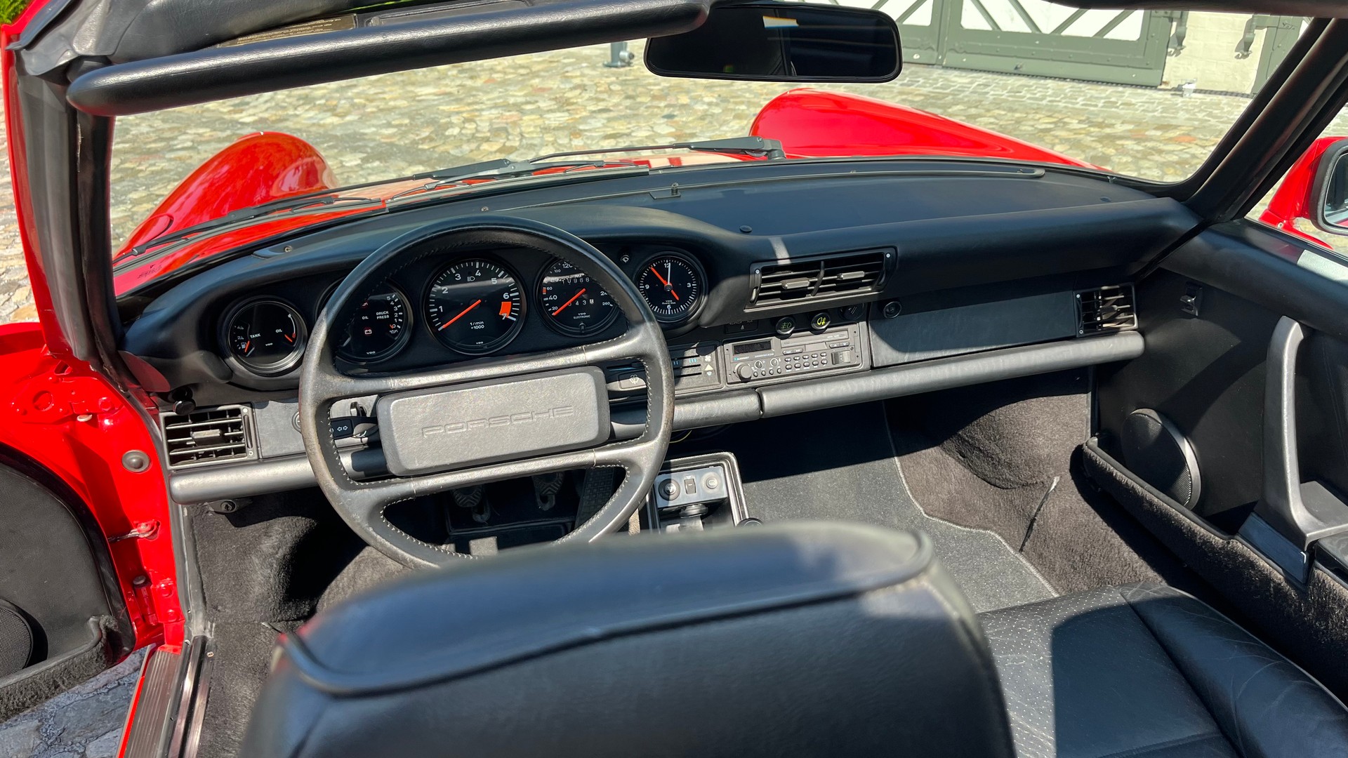 PORSCHE 911 Carrera Cabrio-image-14
