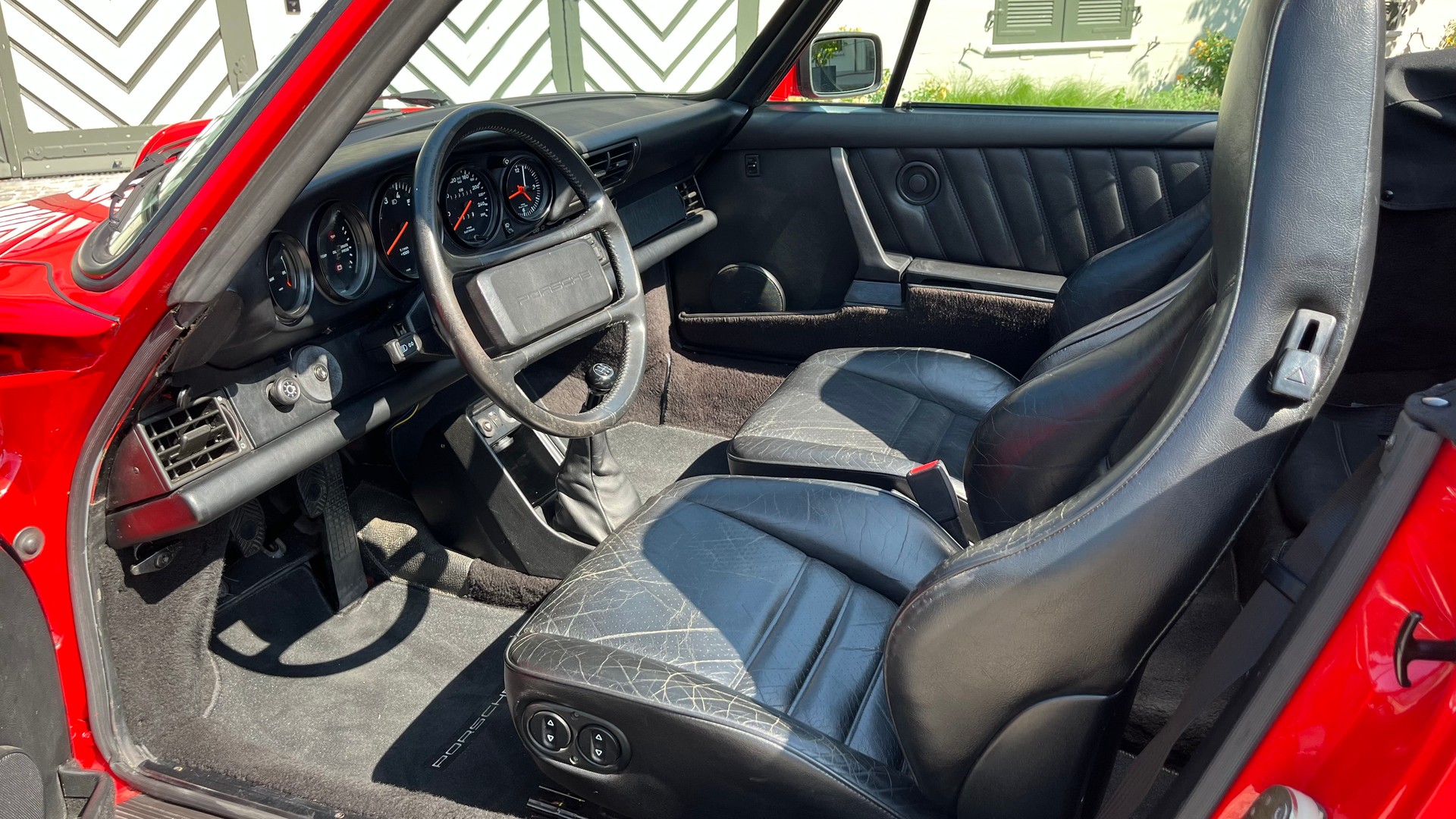 PORSCHE 911 Carrera Cabrio-image-11