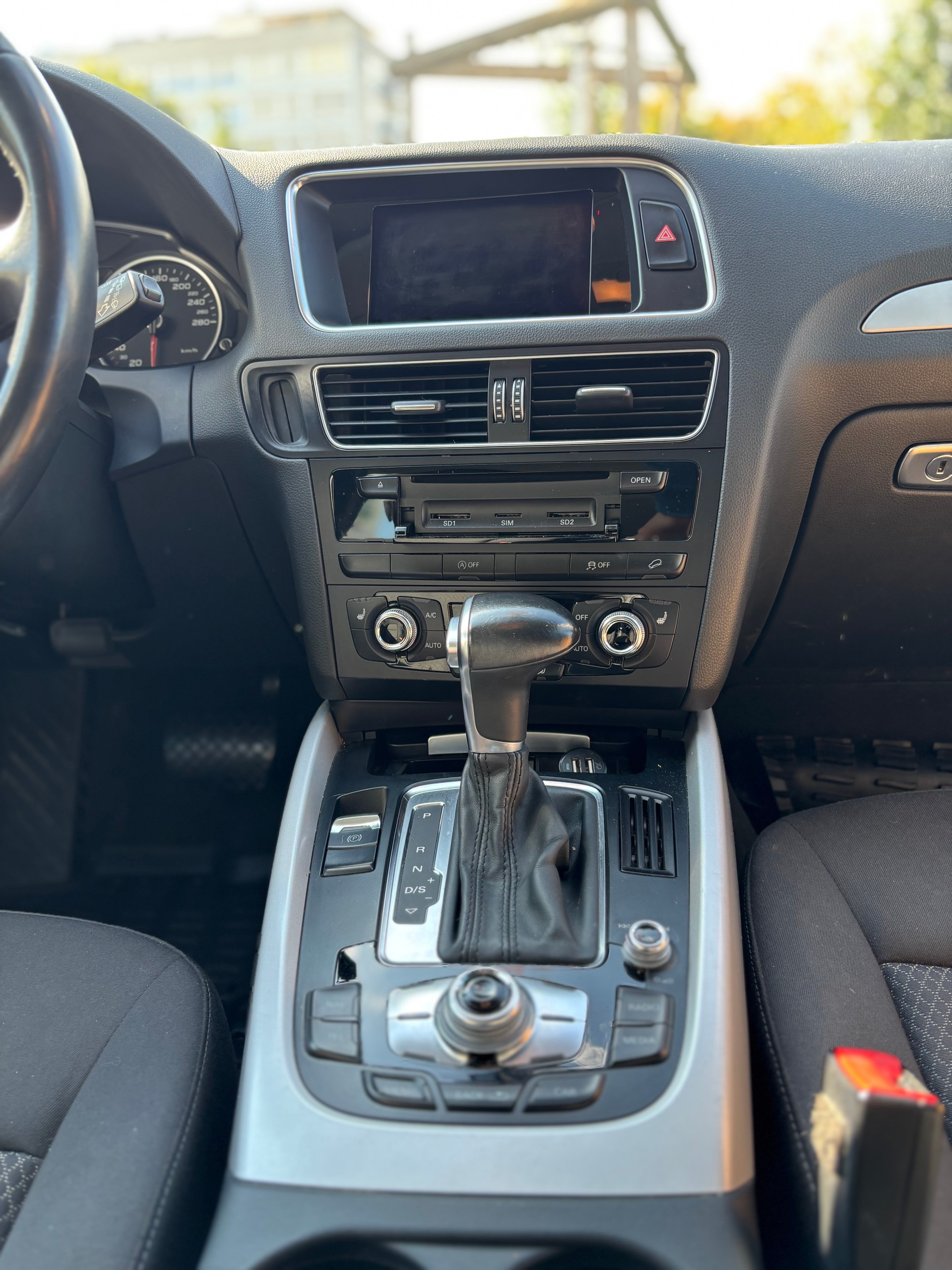 AUDI Q5 2.0 TDI quattro S-tronic-image-4