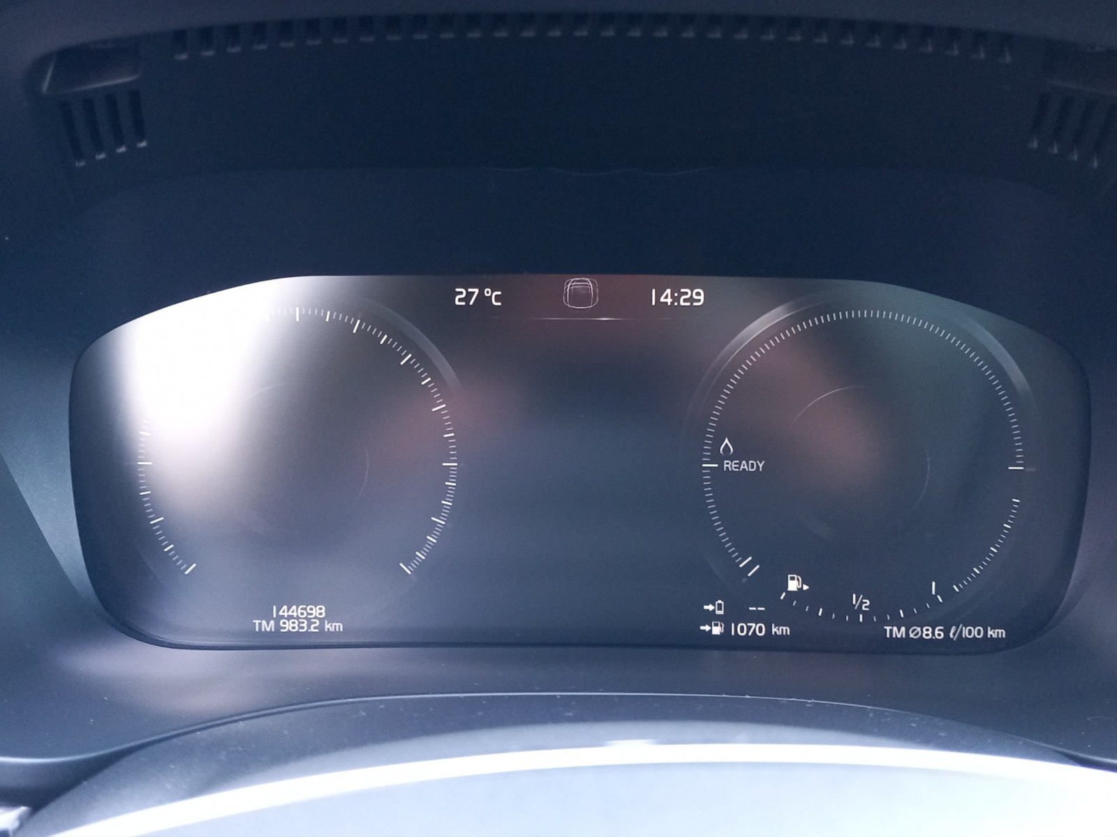 VOLVO XC60 2.0 T8 TE R-Design eAWD-image-16