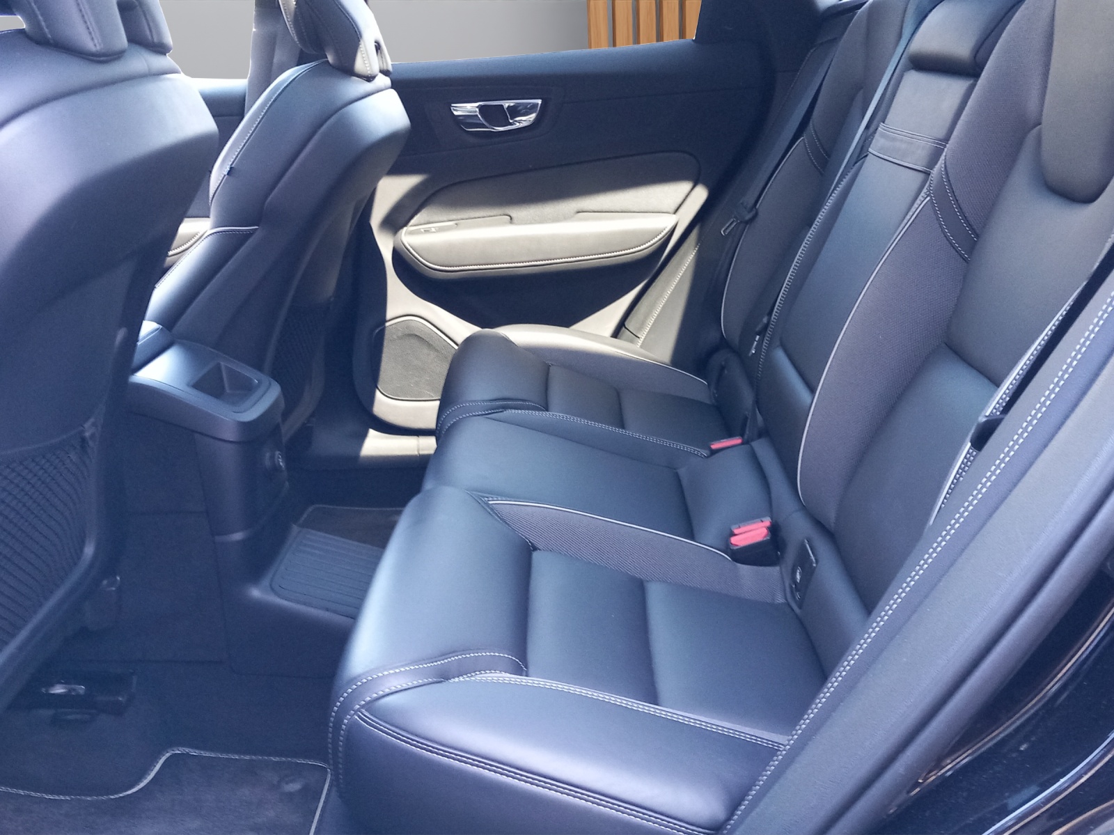 VOLVO XC60 2.0 T8 TE R-Design eAWD-image-9