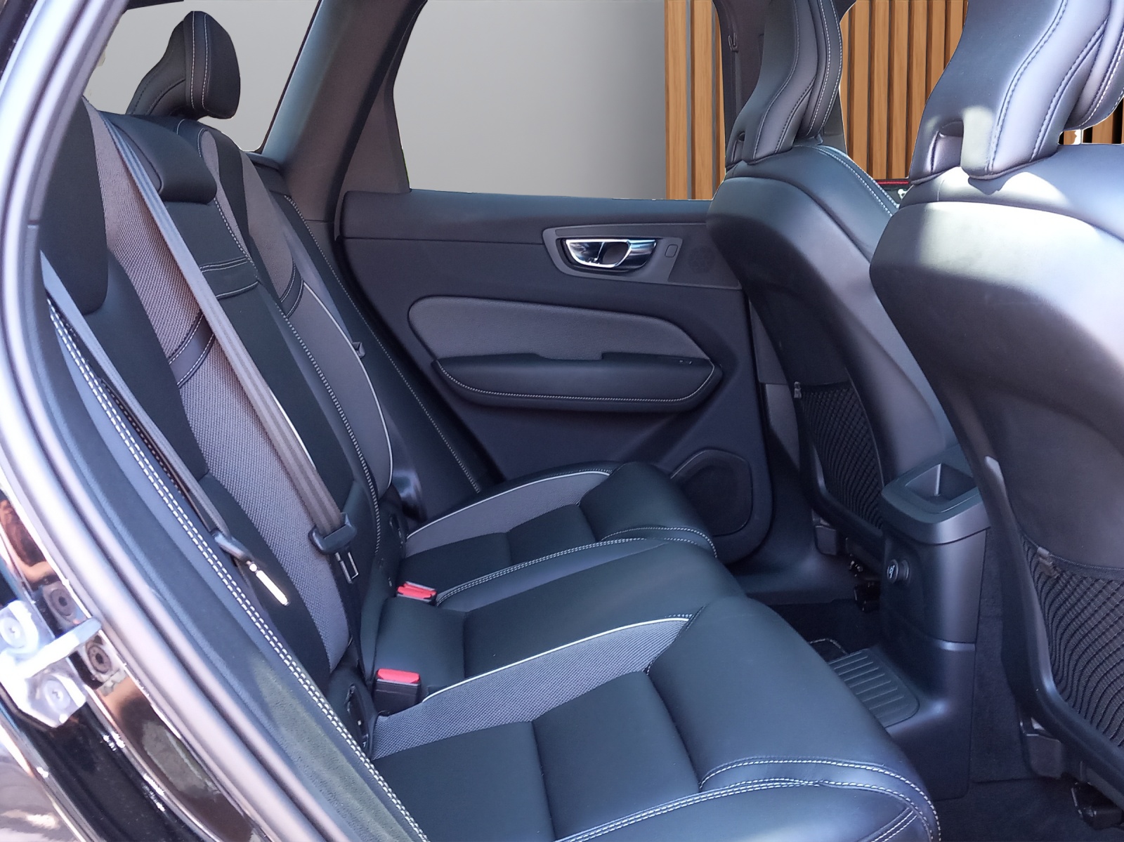 VOLVO XC60 2.0 T8 TE R-Design eAWD-image-11