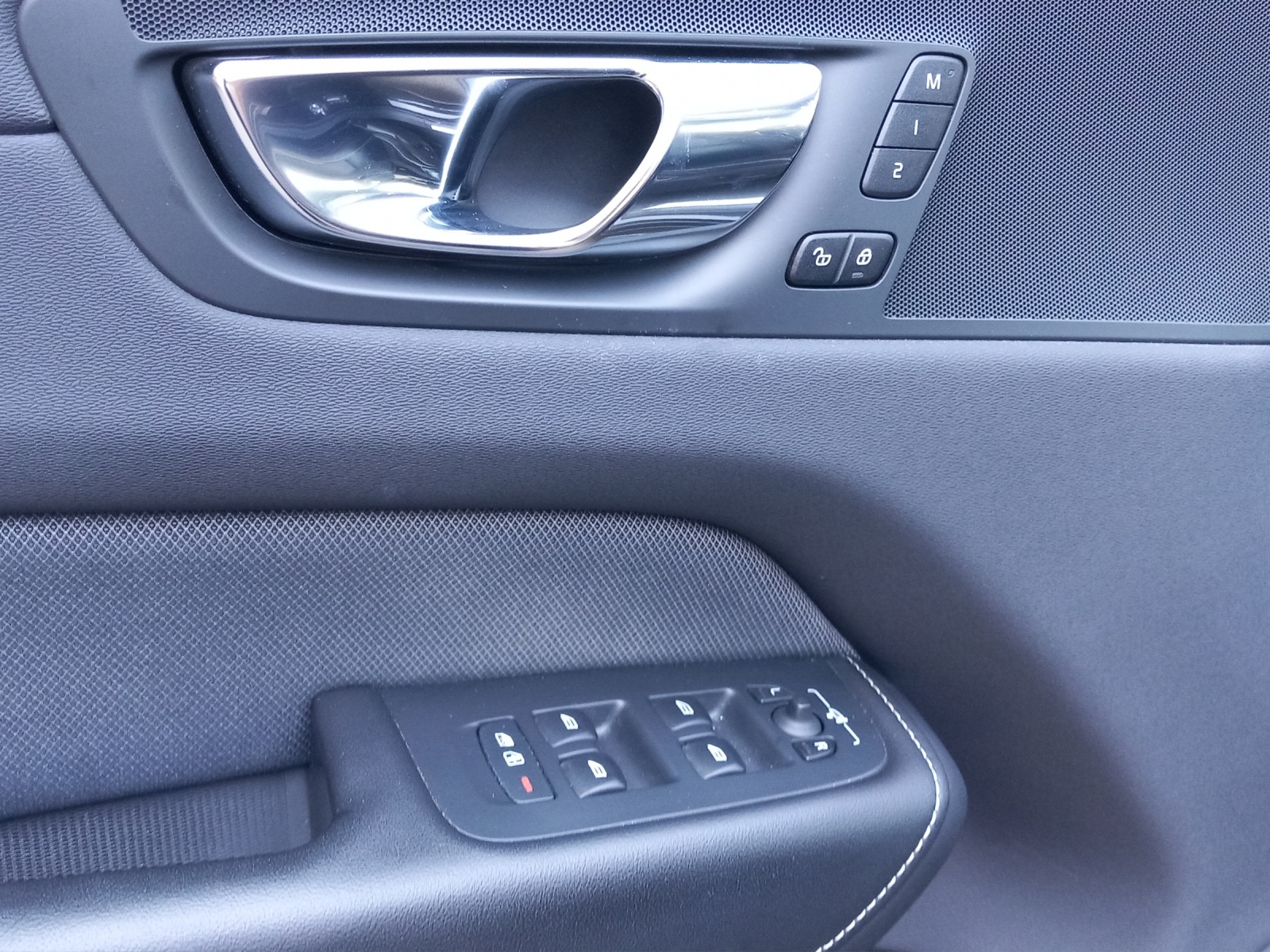 VOLVO XC60 2.0 T8 TE R-Design eAWD-image-13