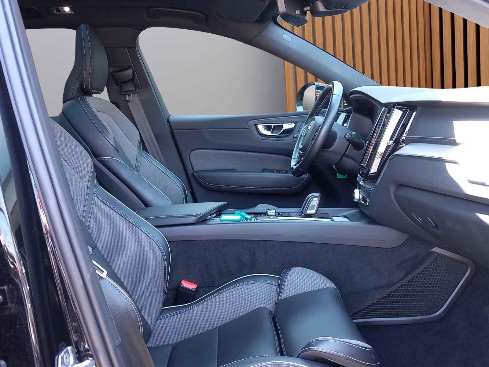 VOLVO XC60 2.0 T8 TE R-Design eAWD-image-10